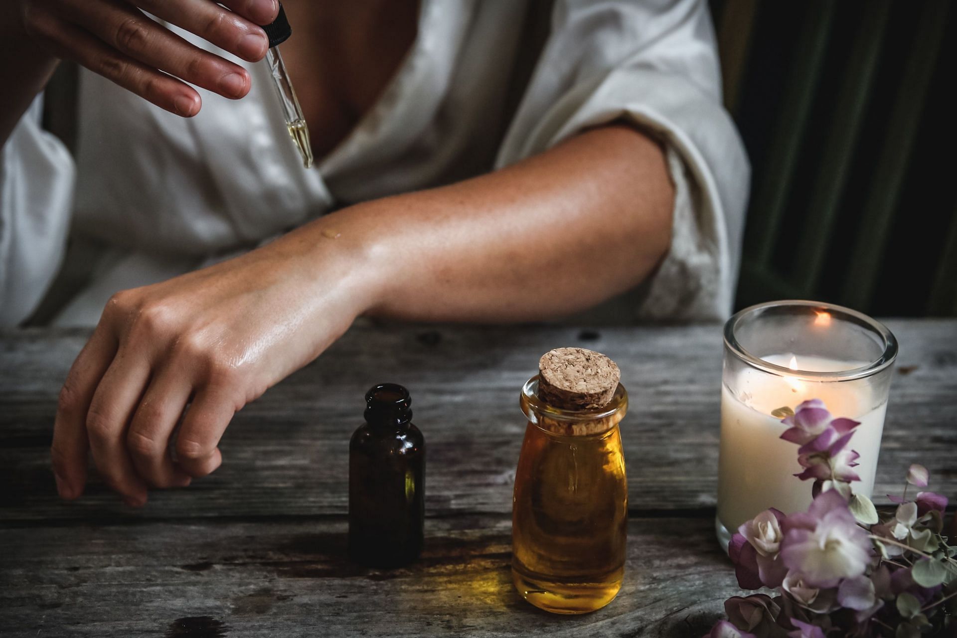 One of the many benefits of tea tree oil for skin is that it&#039;s incredibly soothing. (Image via unsplash/Chelsea Shapouri)