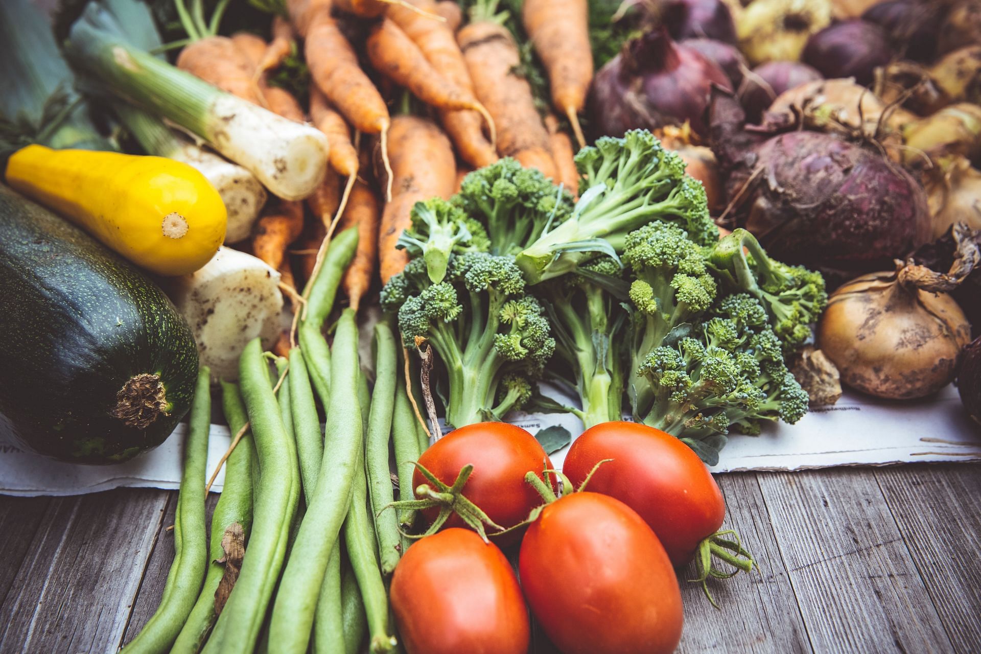 Fresh green vegetables should be included in a high-fiber diet. (Image via Unsplash/Markus Spiske)