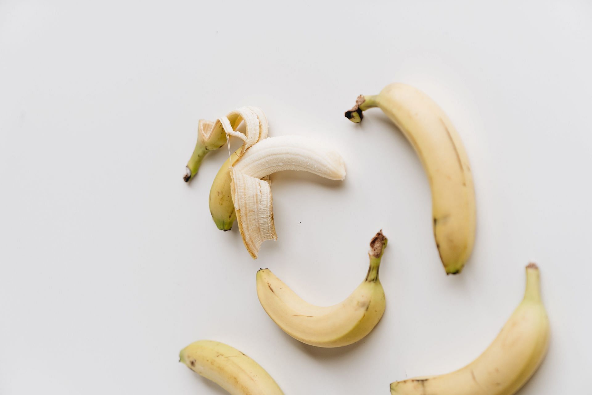 It&#039;s also important to note that some people may be allergic to bananas. Symptoms of a banana allergy include itching, hives, and difficulty breathing (Photo by alleksana/pexels)