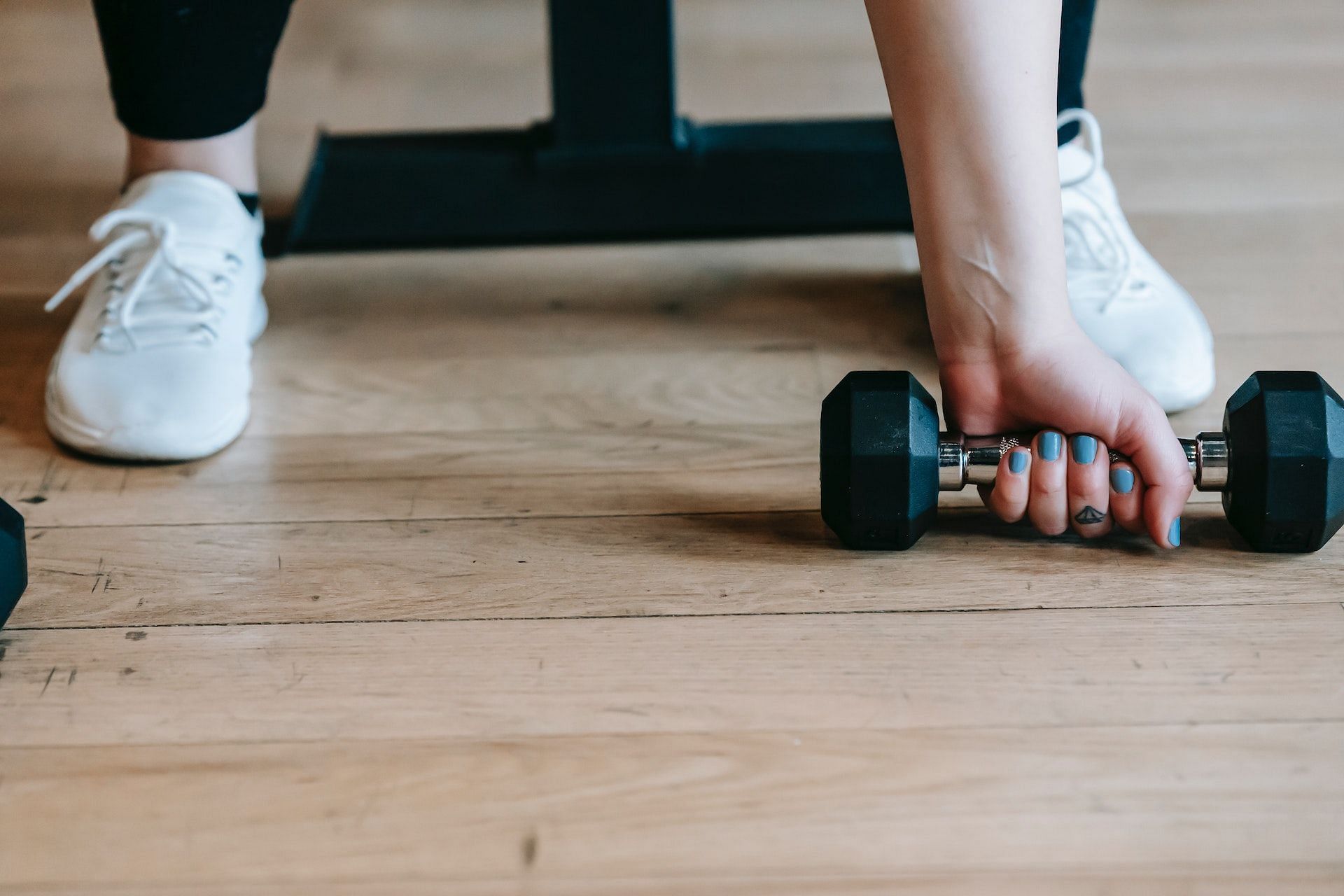 Dumbbell exercises are suitable for beginners. (Photo via Pexels/Andres Ayrton)