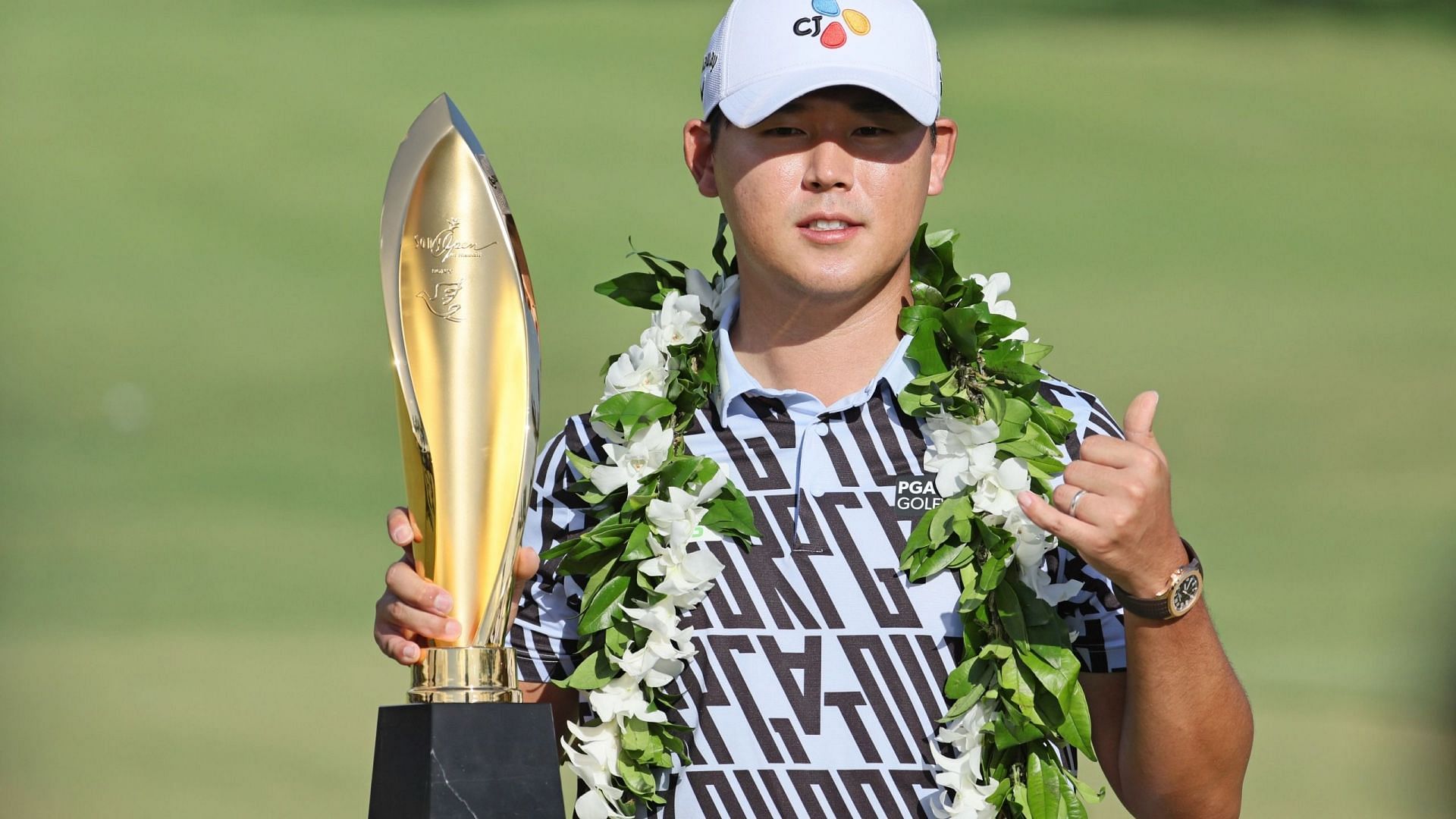 Si Woo Kim poses with the 2023 Sony Open trophy