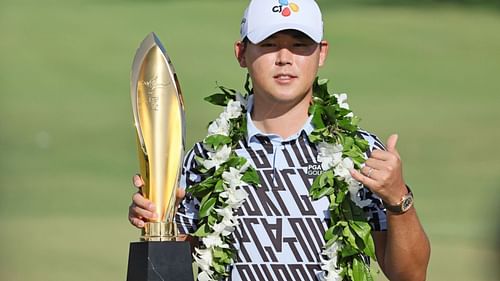 Si Woo Kim poses with the 2023 Sony Open trophy