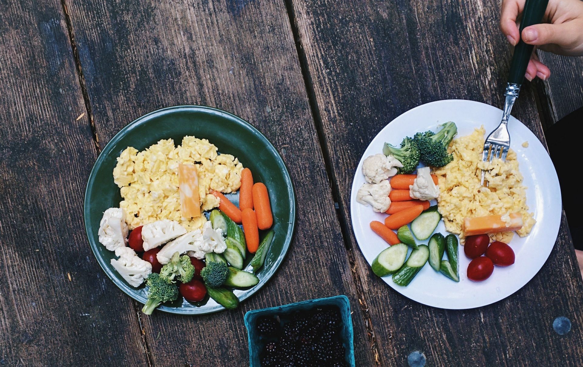 Calories in scrambled eggs (Image via Jakub Kapusnak/Foodiesfeed)