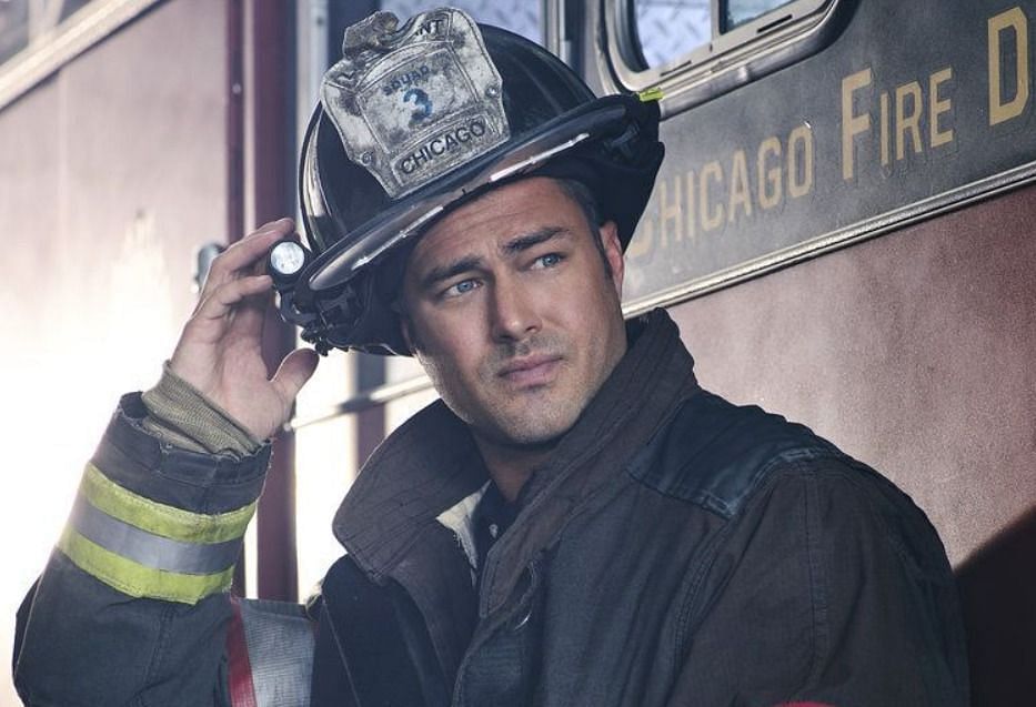 Taylor Kinney is stepping away from Chicago Fire (Image via Twitter) 