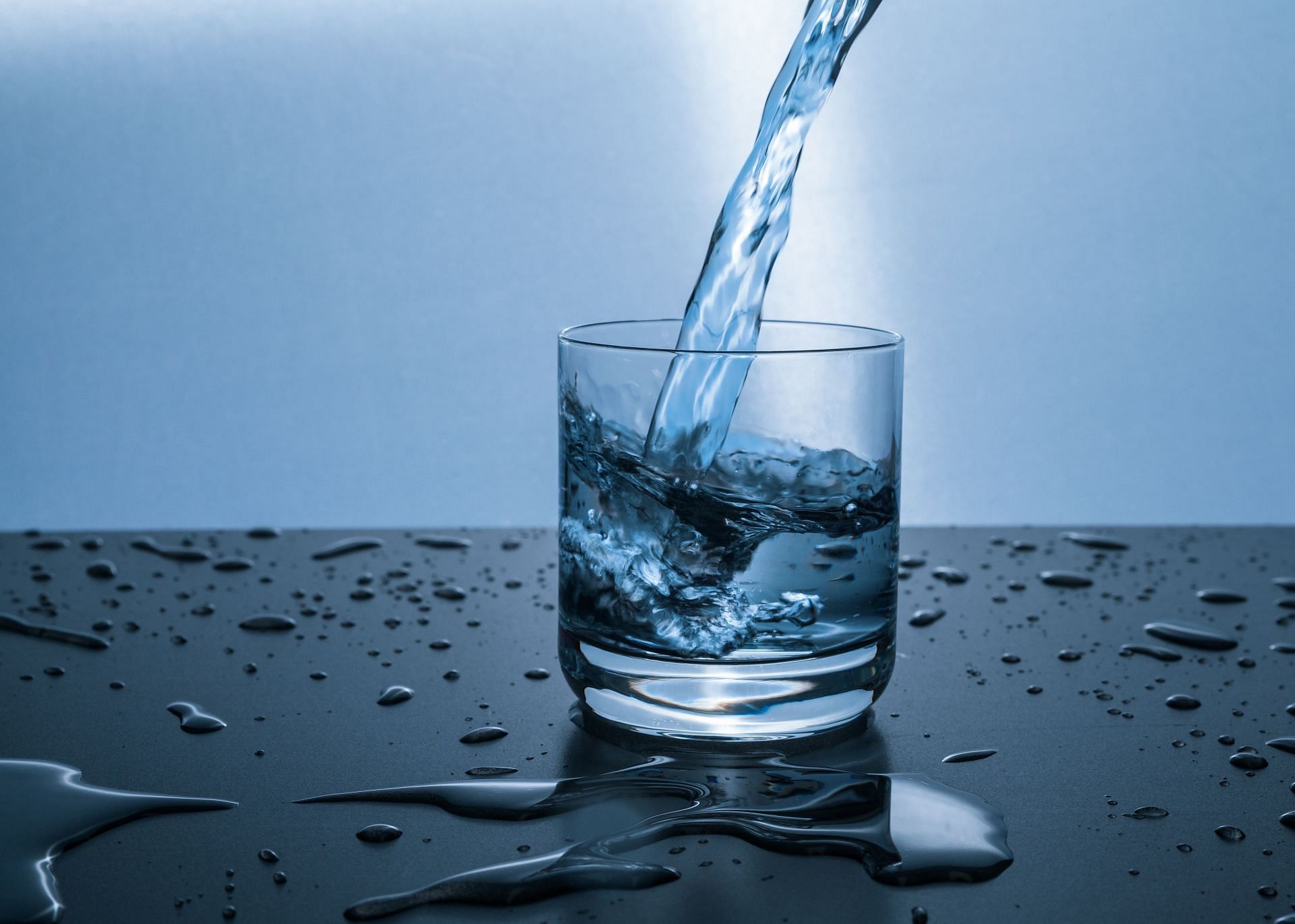 One of the simplest ways to relieve constipation is to drink water (Image via Pexels @Pixabay)