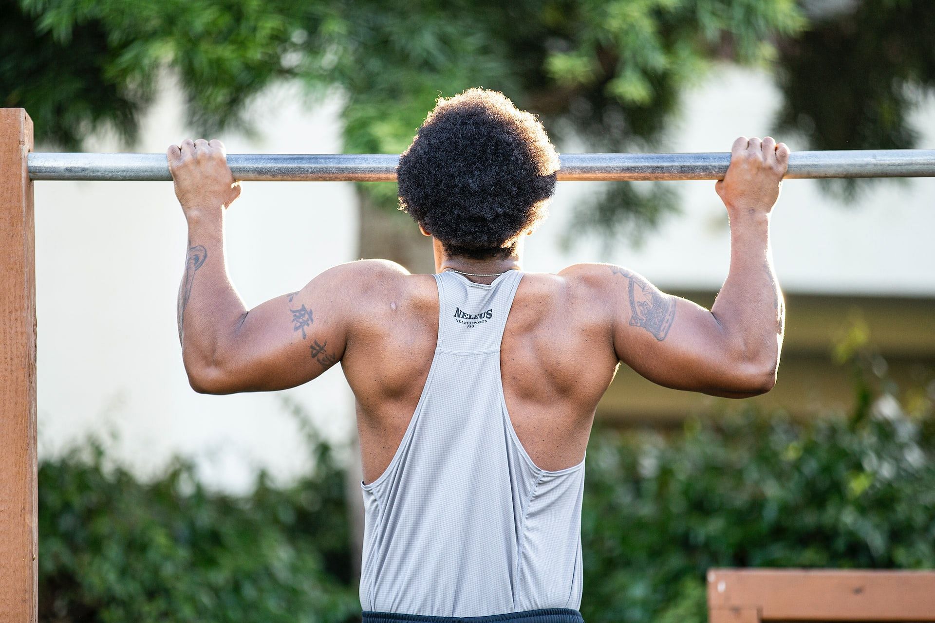 Lats and biceps are among the muscles pull-ups work on (Photo by Lawrence Crayton on Unsplash)