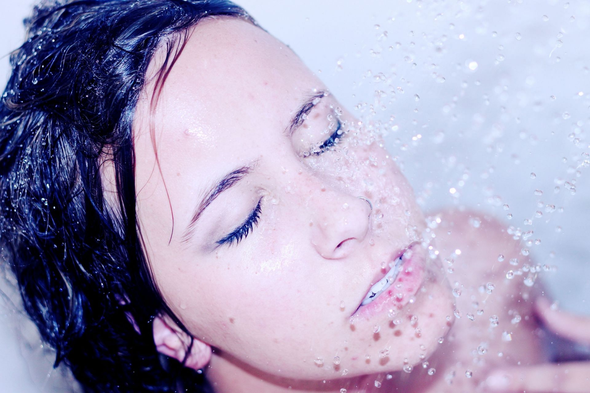 Cold water for face. (Image via Pexels/ Leah Kelley)