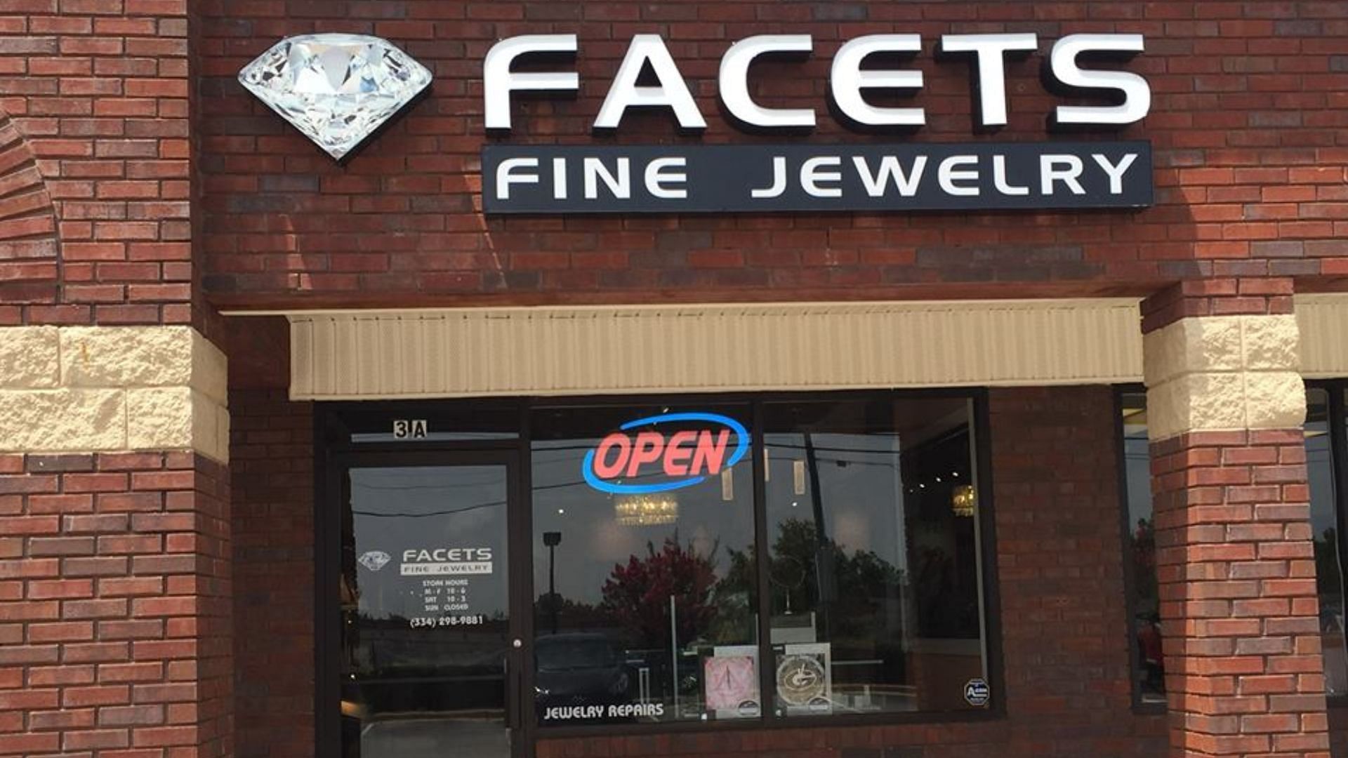 New York jewelry store owner shocked at robbery during business hours (Image via Facets Fine Jewelry)