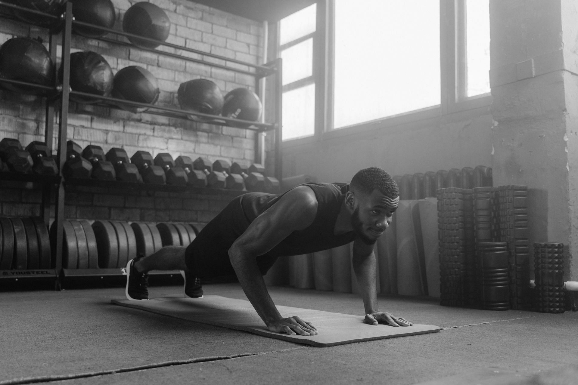 100 push-ups a day is a great way to improve your fitness level. (Image via Pexels / Tima Miroshnichenko)