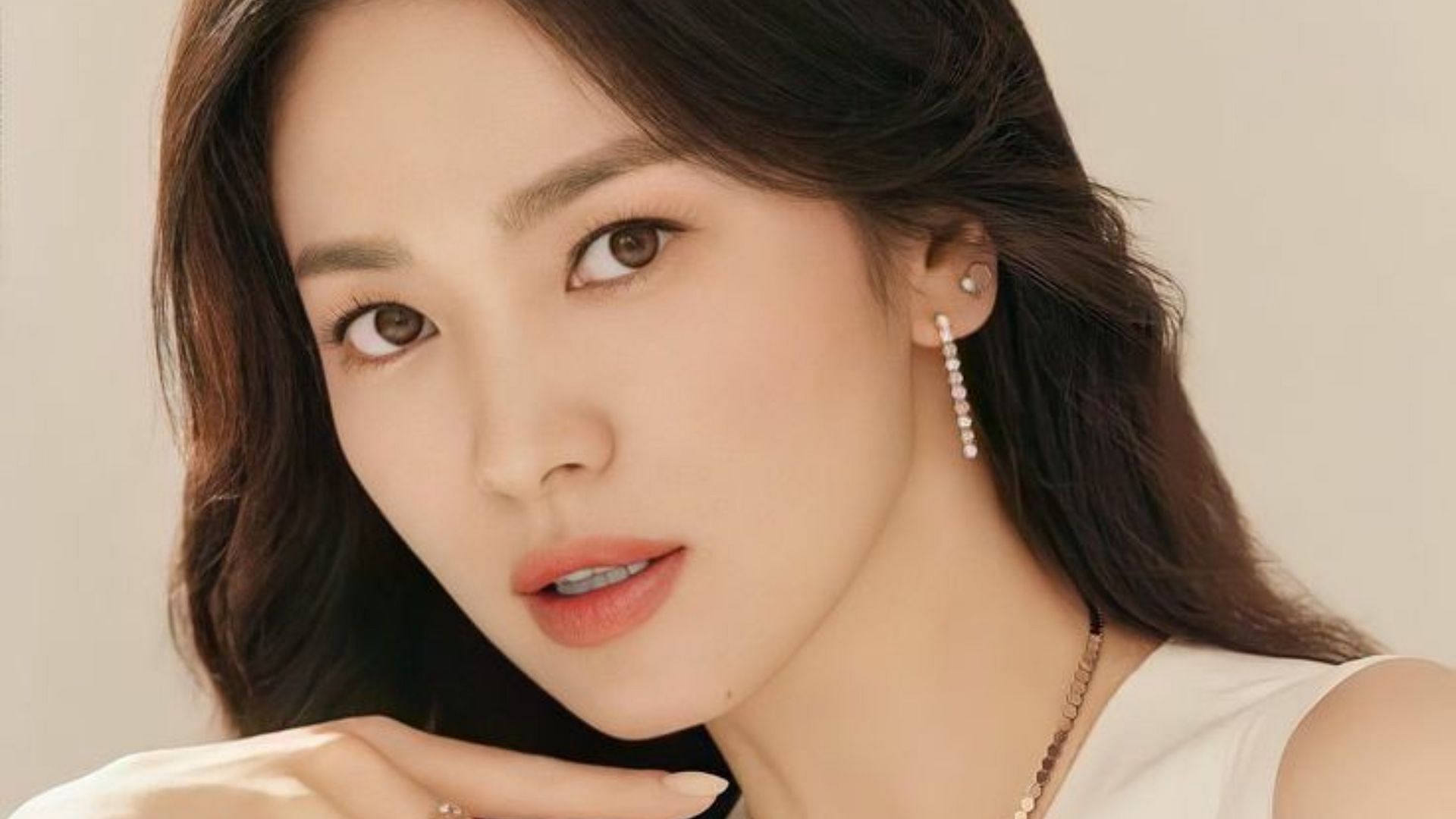 Song Hye-kyo gives a befitting reply to ageist comments (Image via Twitter/@artren_323)