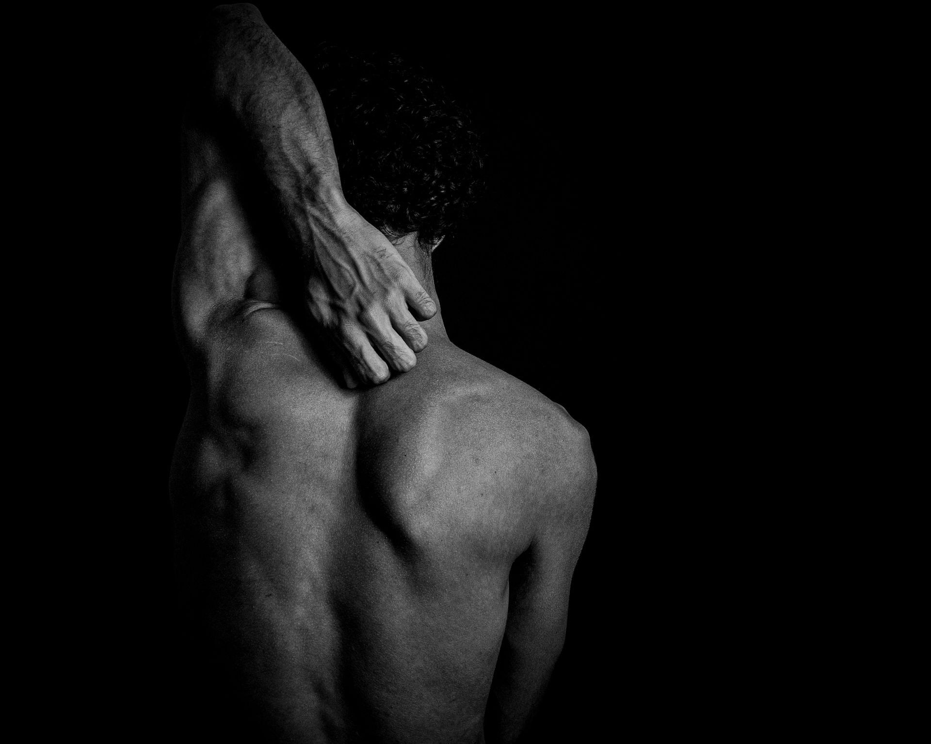 The symptoms of winged scapula differ from person to person, depending on the actual reason as well as the nerves and muscles involved. (Photo by Carlos Henrique on Unsplash)