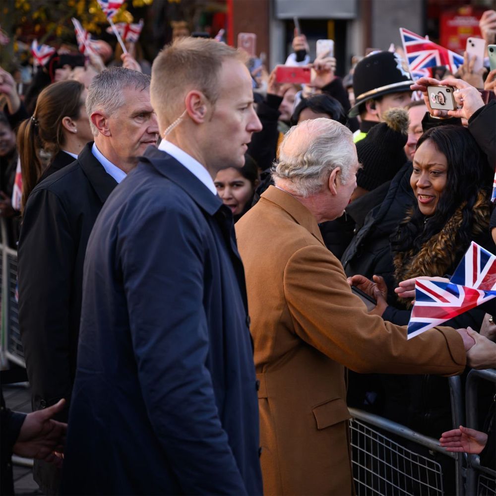 The monarch outside Luton town hall (Image via Getty Images)