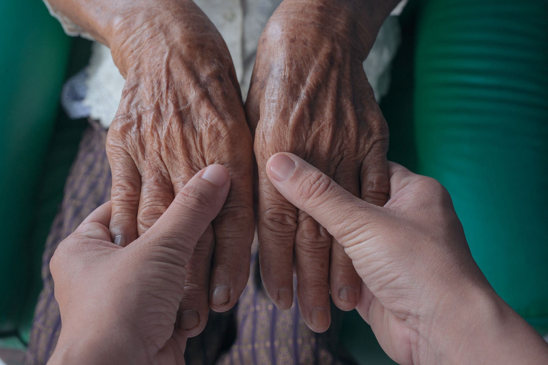 While old age is linked to dementia, it is not the only cause. (Image via Freepik/ Freepik)