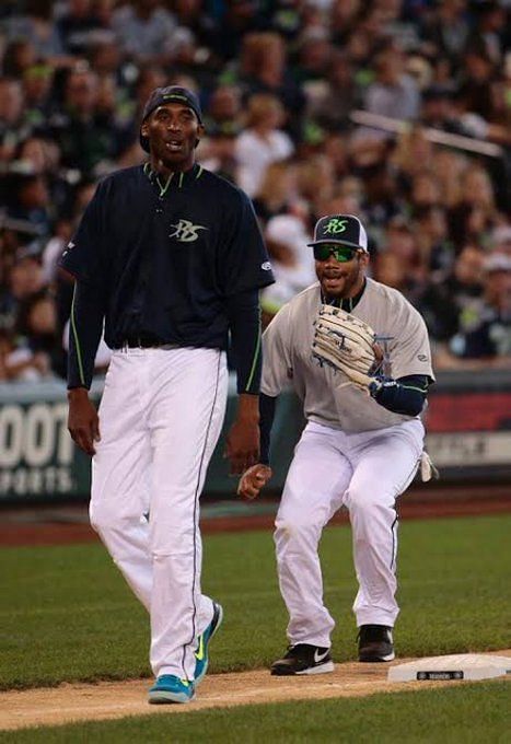 Russell Wilson Pays Tribute to Kobe Bryant with Jersey, Shoes