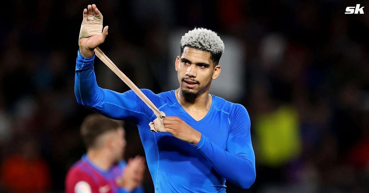 Journalist lauded Barcelona star Ronald Araujo