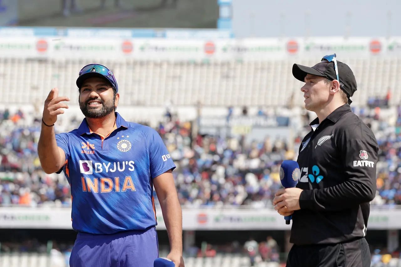 टॉस के दौरान भारतीय कप्तान रोहित शर्मा और न्यूजीलैंड के कप्तान टॉम लैथम 