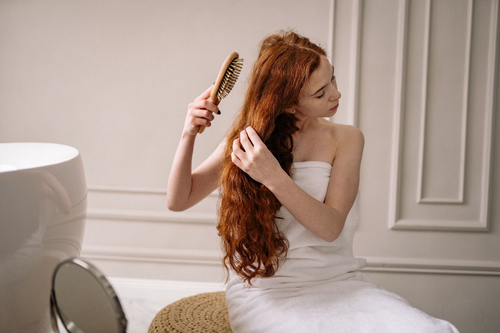 A gentle brush is much kinder to hair, preventing ingrowth. (Image via Pexels/Yan Krukau)