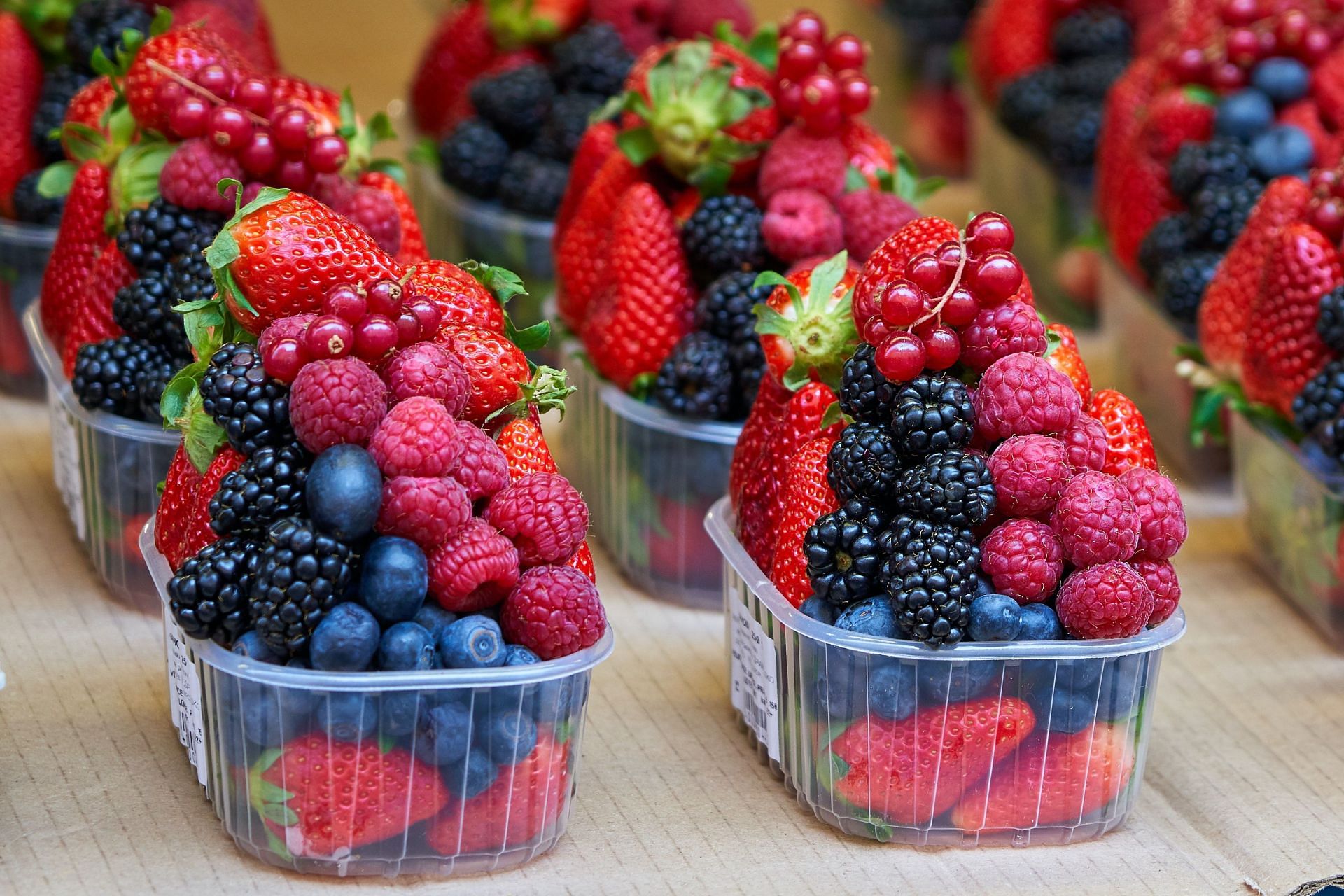 Berries are rich in antioxidants (Image via Unsplash/Timo Volz)