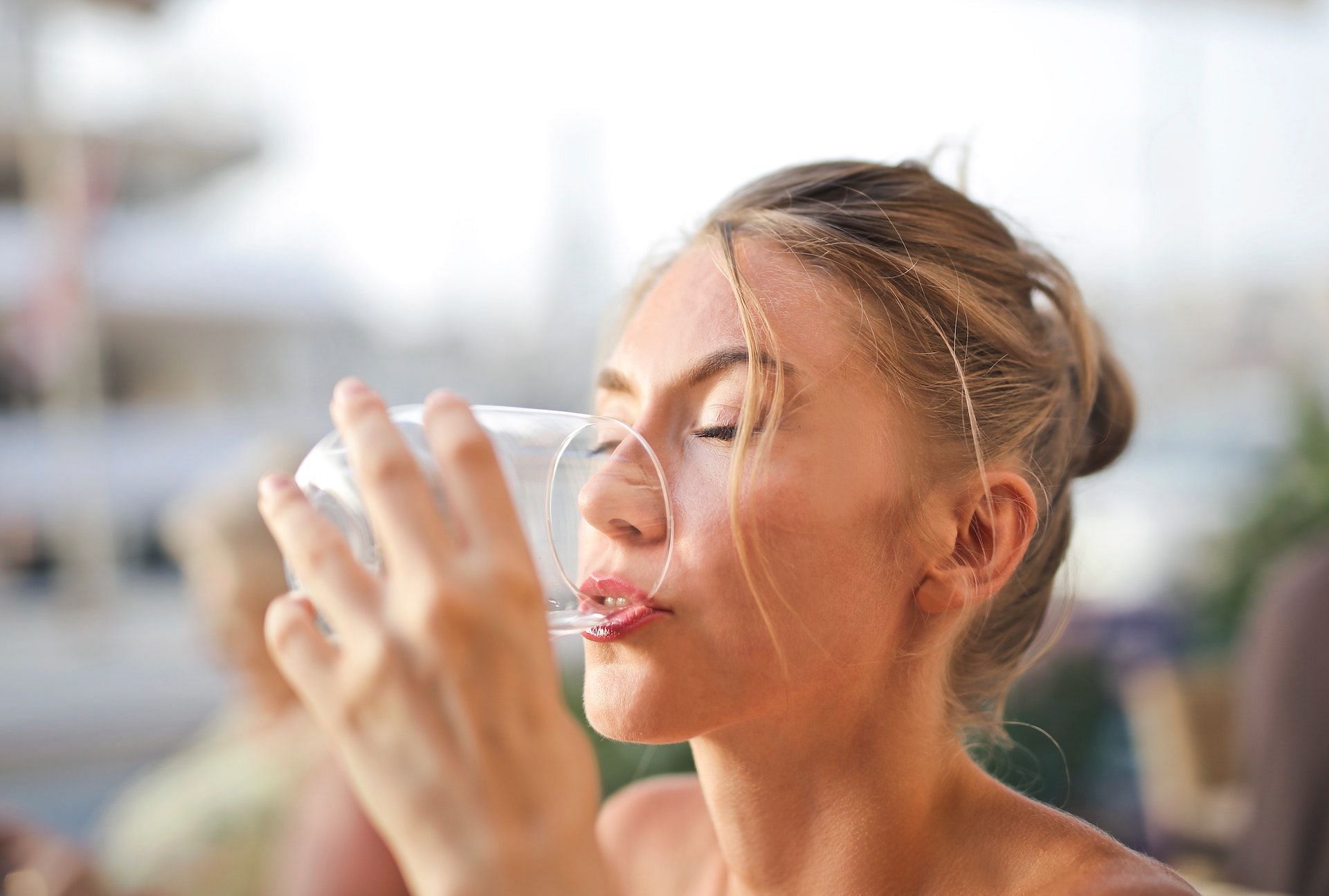 Drinking water helps get rid of water retention. (Photo via Pexels/Adrienn)