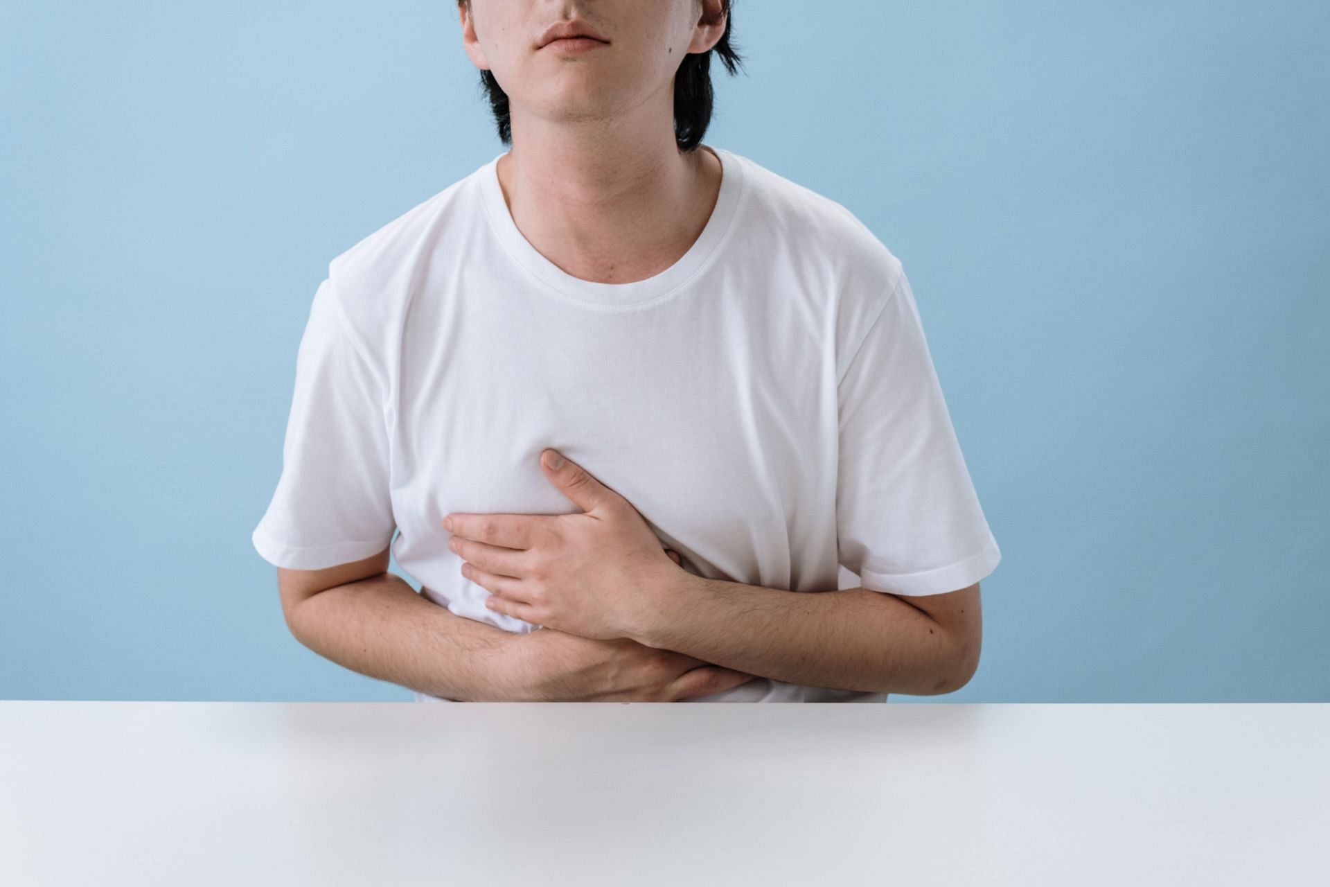 There are many heartburn relief remedies that you can employ at home to relieve acid reflux (Image via Pexels @Cottonbro Studio)