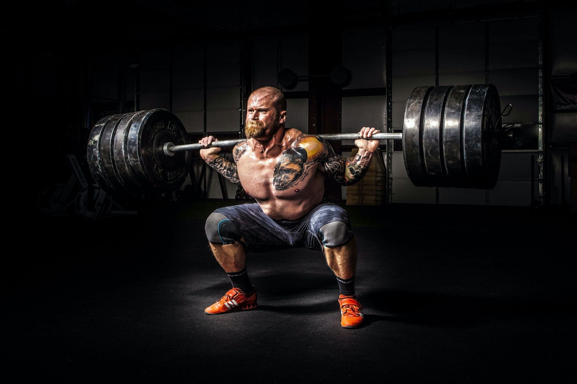 The barbell squat is one of the best leg workouts for men. (Image via Pexels/Binyamin Mellish)