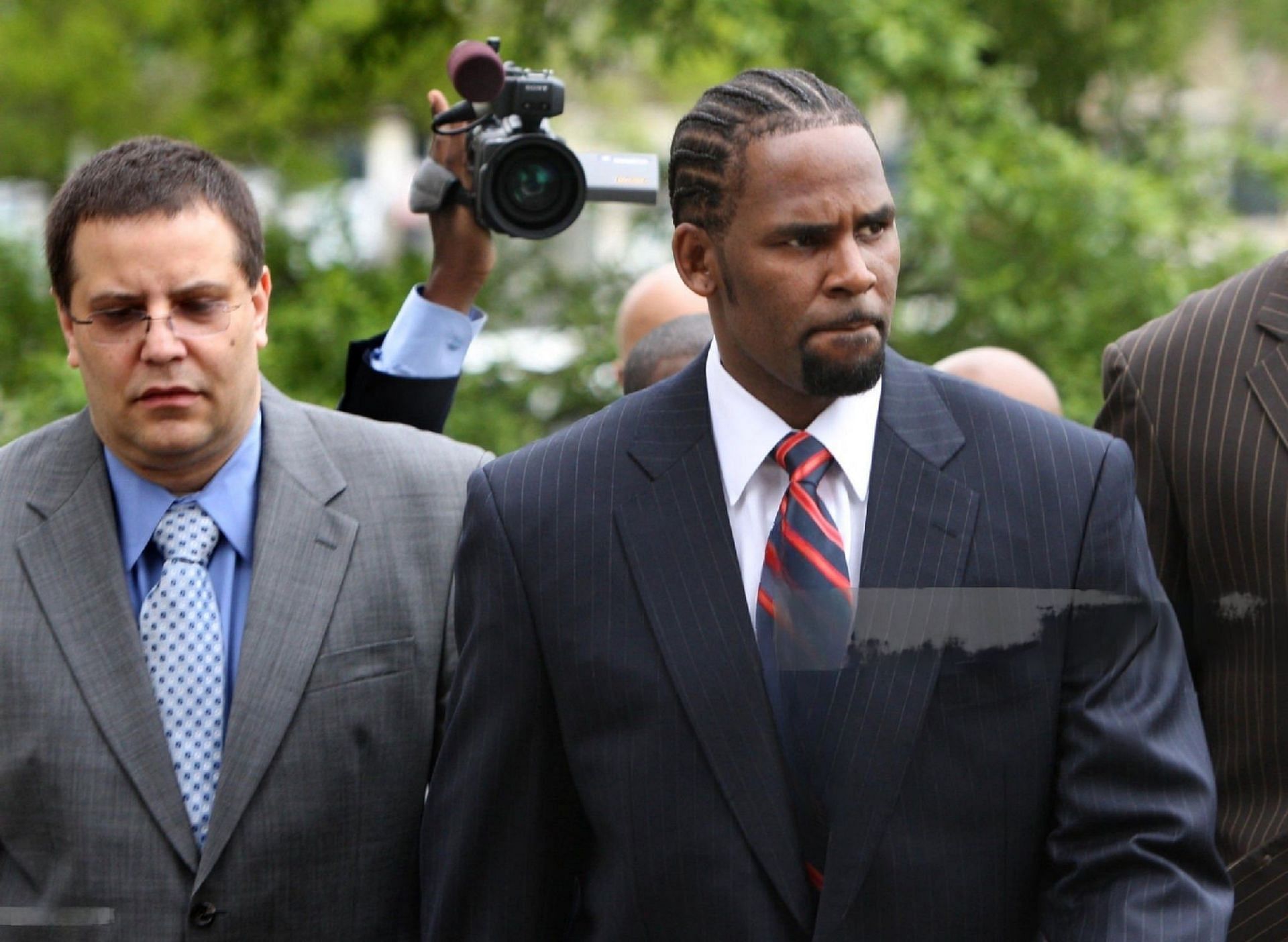 R. Kelly arriving at Cook County Court for trial in 2008( Image Via Getty)