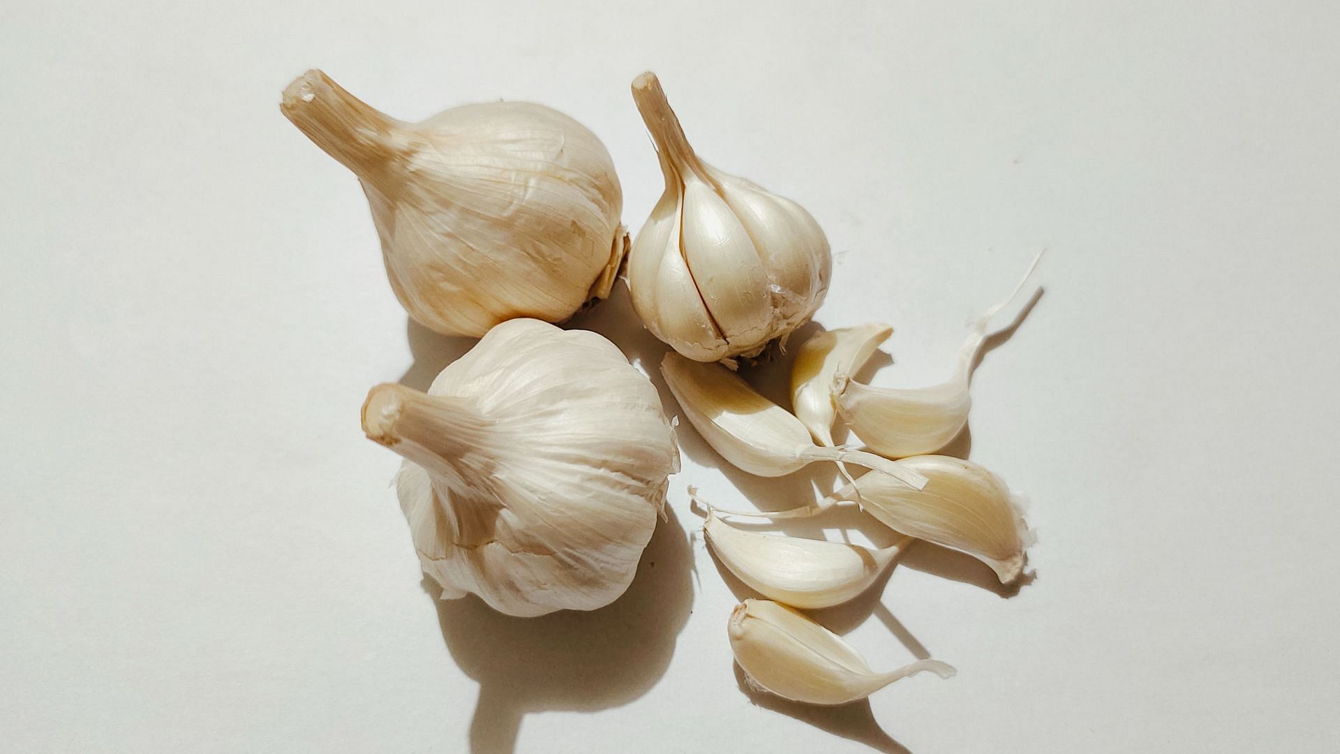 Surprisingly, garlic is one of the most popular and useful home remedies for ear infection! (Image via unsplash/Surya Prakash)