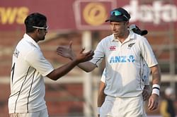 PAK vs NZ : कराची टेस्ट में न्यूजीलैंड की पकड़ मजबूत, लक्ष्य का पीछा करते हुए पाकिस्तान को लगे झटके