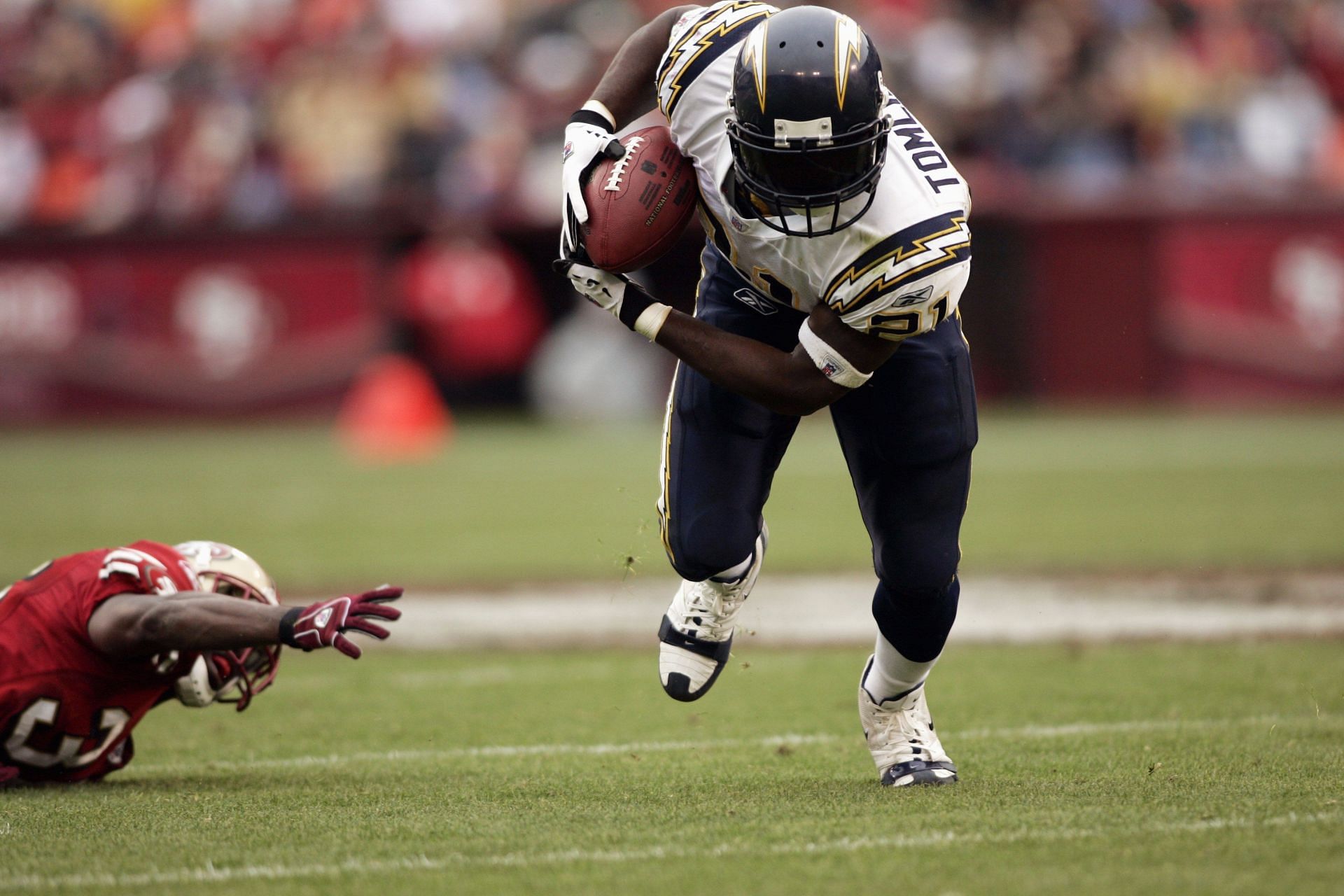 Los Angeles Chargers - On December 10, 2006 against the Denver Broncos, LaDainian  Tomlinson made NFL history by setting a new record for touchdowns in a  single season with 28. #TBT #DENvsSD