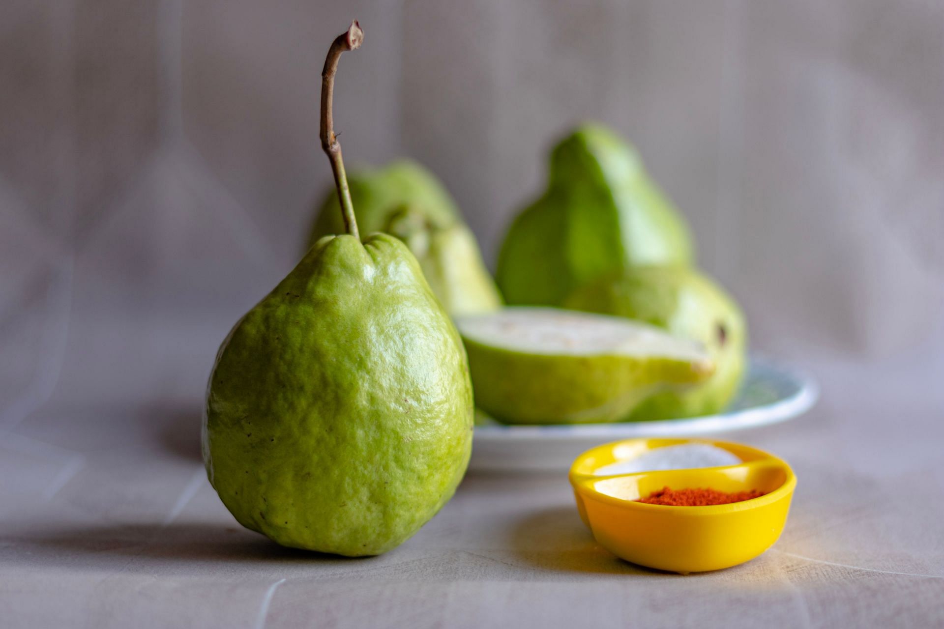 Guavas are rich in dietary fiber (Image via Unsplash/VD Photography)