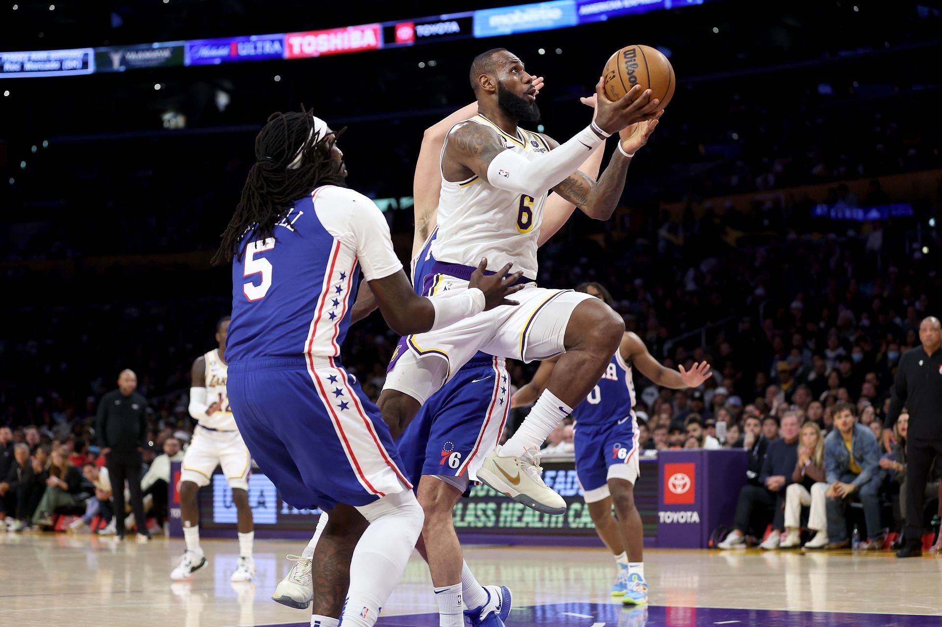 Philadelphia 76ers v Los Angeles Lakers