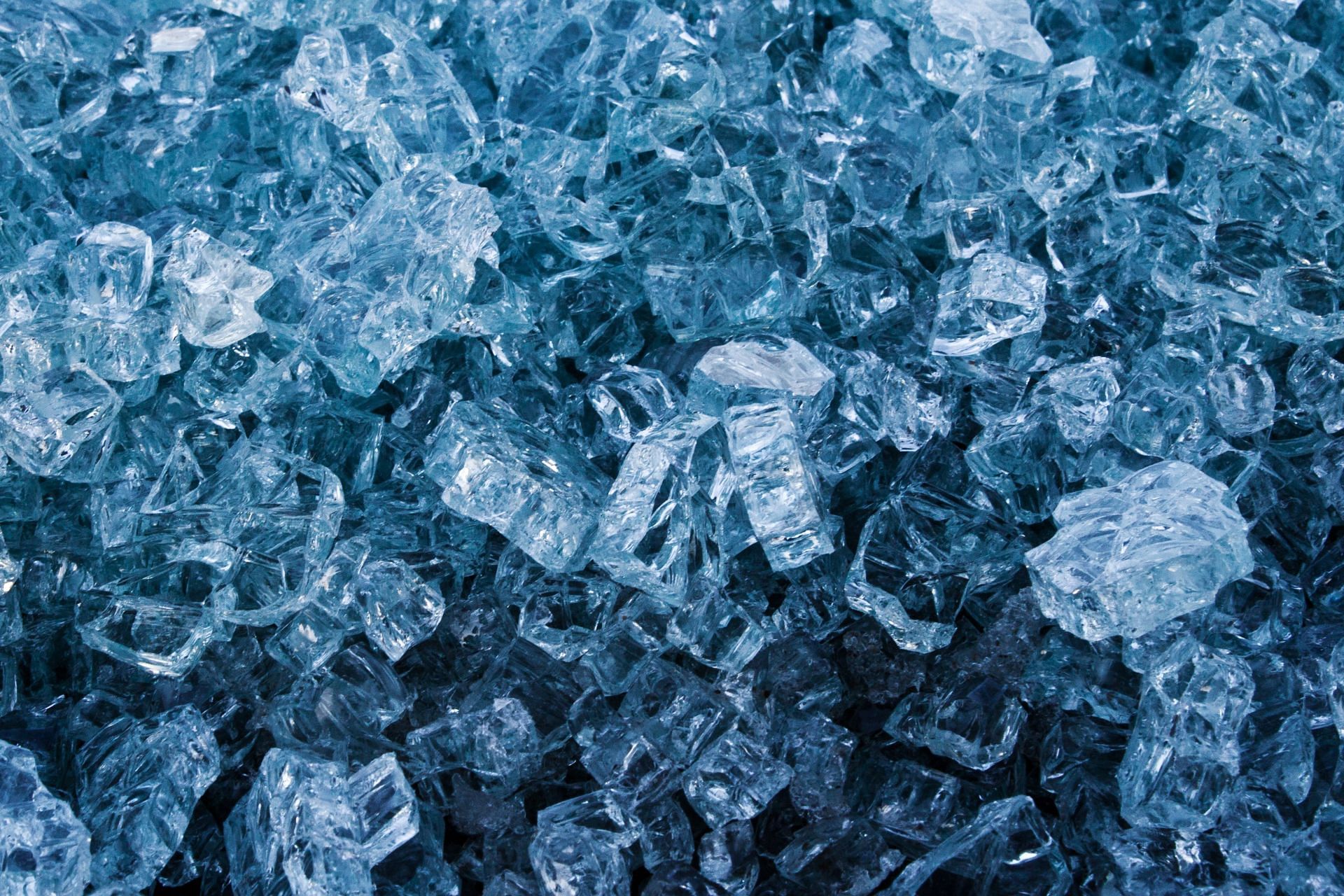 Applying ice pack can help with the muscle soreness. (Image via Unsplash/Scott Rodgerson)