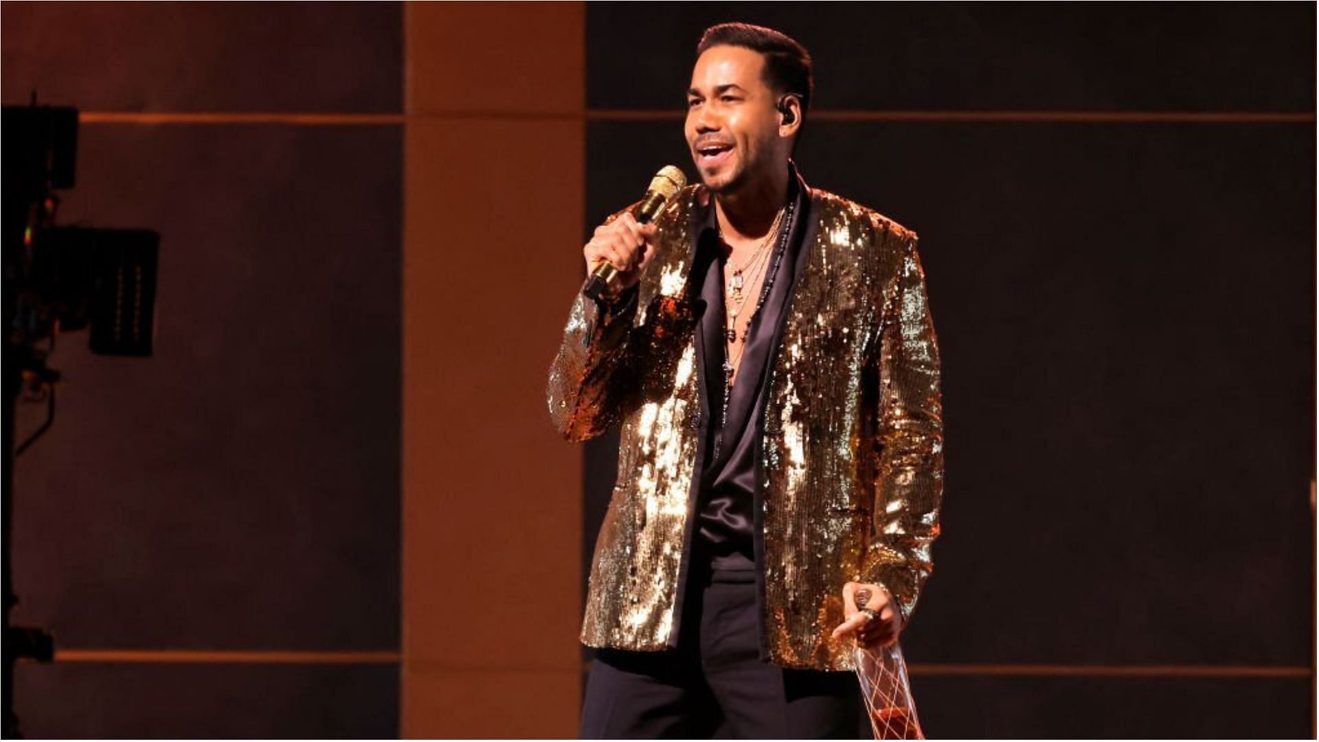 Romeo Santos has revealed in a music video that he is becoming the father of a fourth child (Image via Kevin Winter/Getty Images)