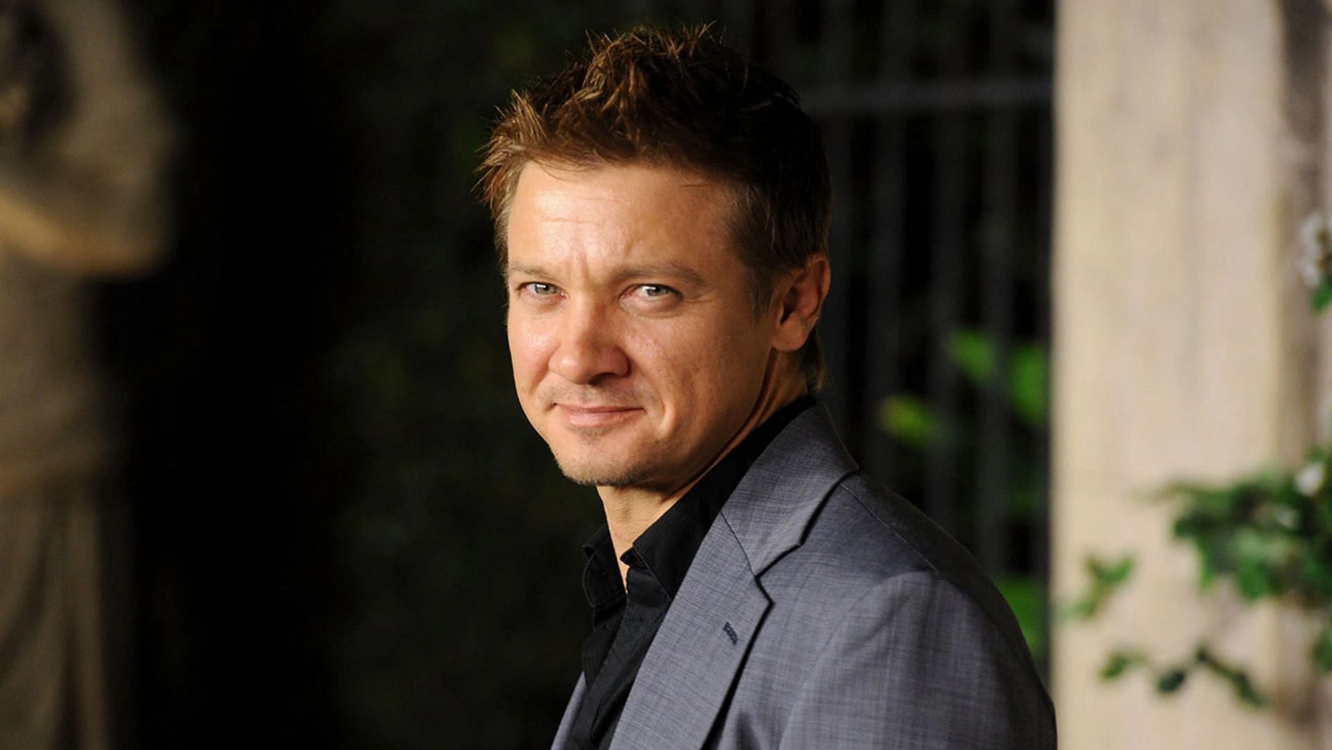 Jeremy Renner is in critical but stable condition. (Image via Jason Merritt/Getty)