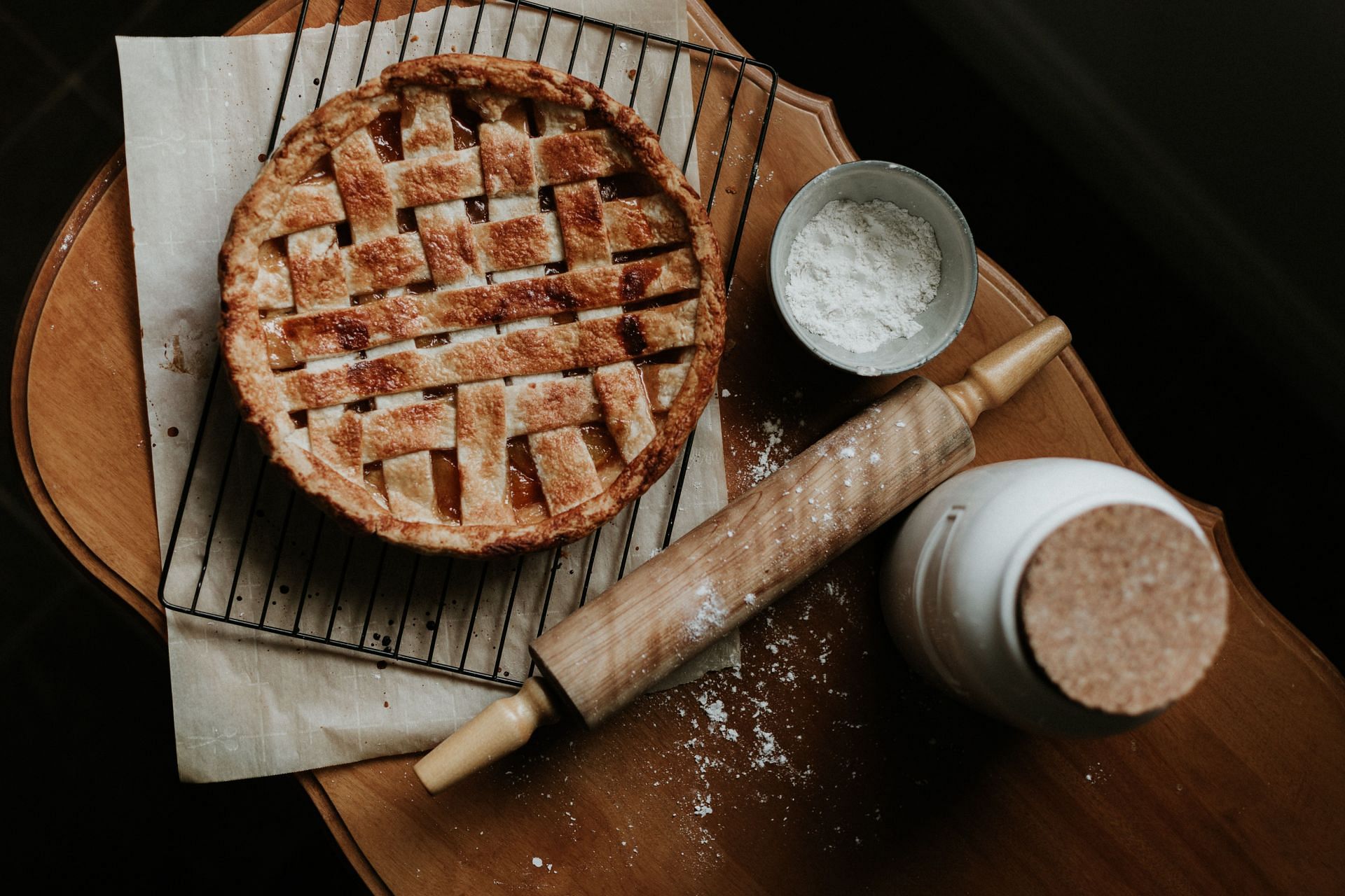 Apple pie with oven-toasted oats and chopped almonds. (Image via Unsplash / Priscilla Du Preez)
