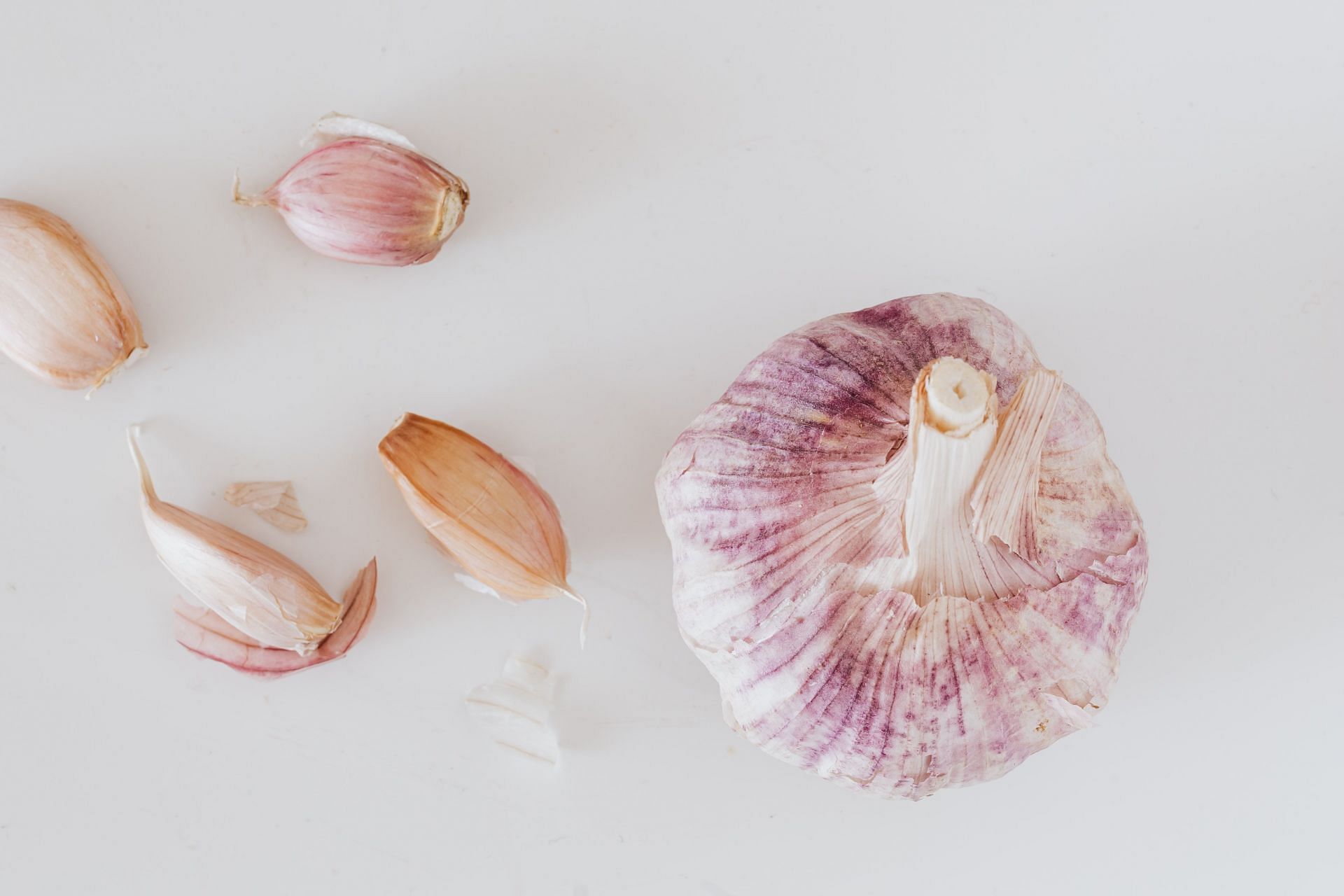Garlic has anti-inflammatory properties which is beneficial for skin. (Image via Pexels/Karolina Grabowska)