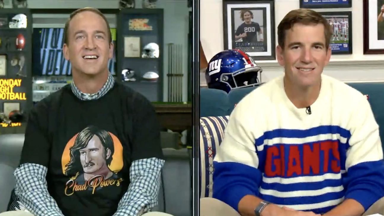 (L-to-R) Peyton Manning and Eli Manning