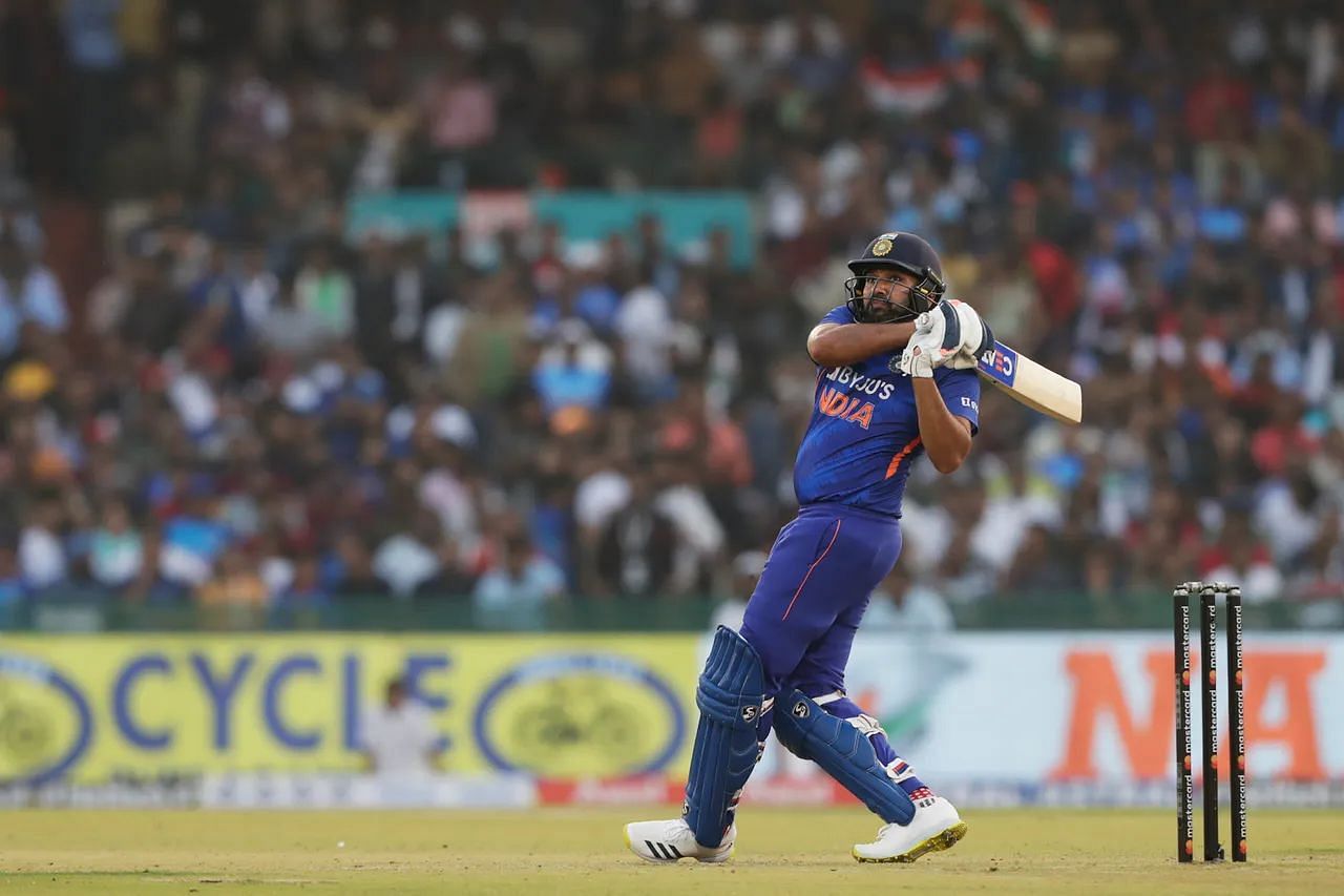 रोहित शर्मा ने रायपुर वनडे में शानदार अर्धशतक जड़ा 