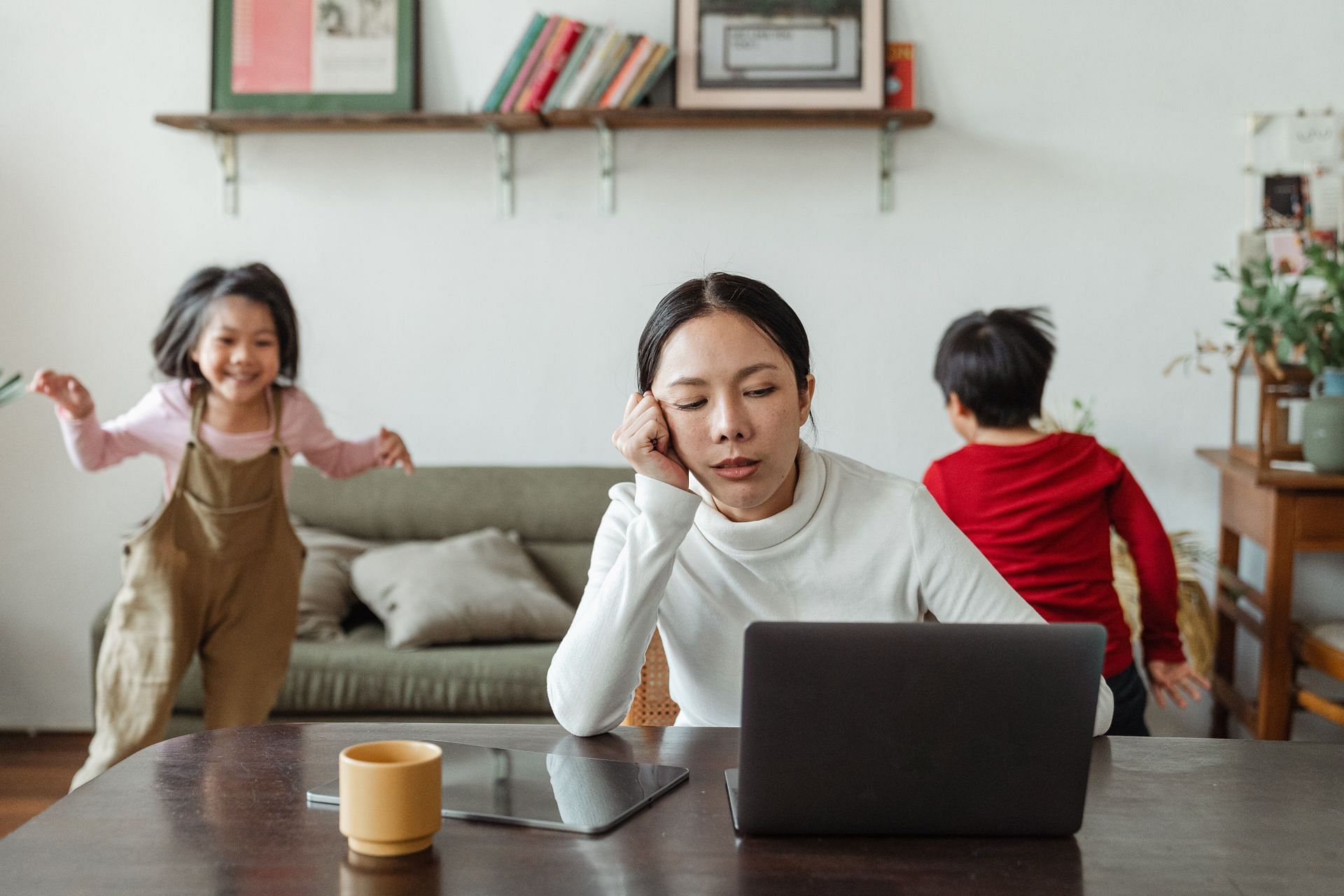 Our screen time can have a significant impact on our mental health. (Image via Pexels/Ketut Subiyanto)