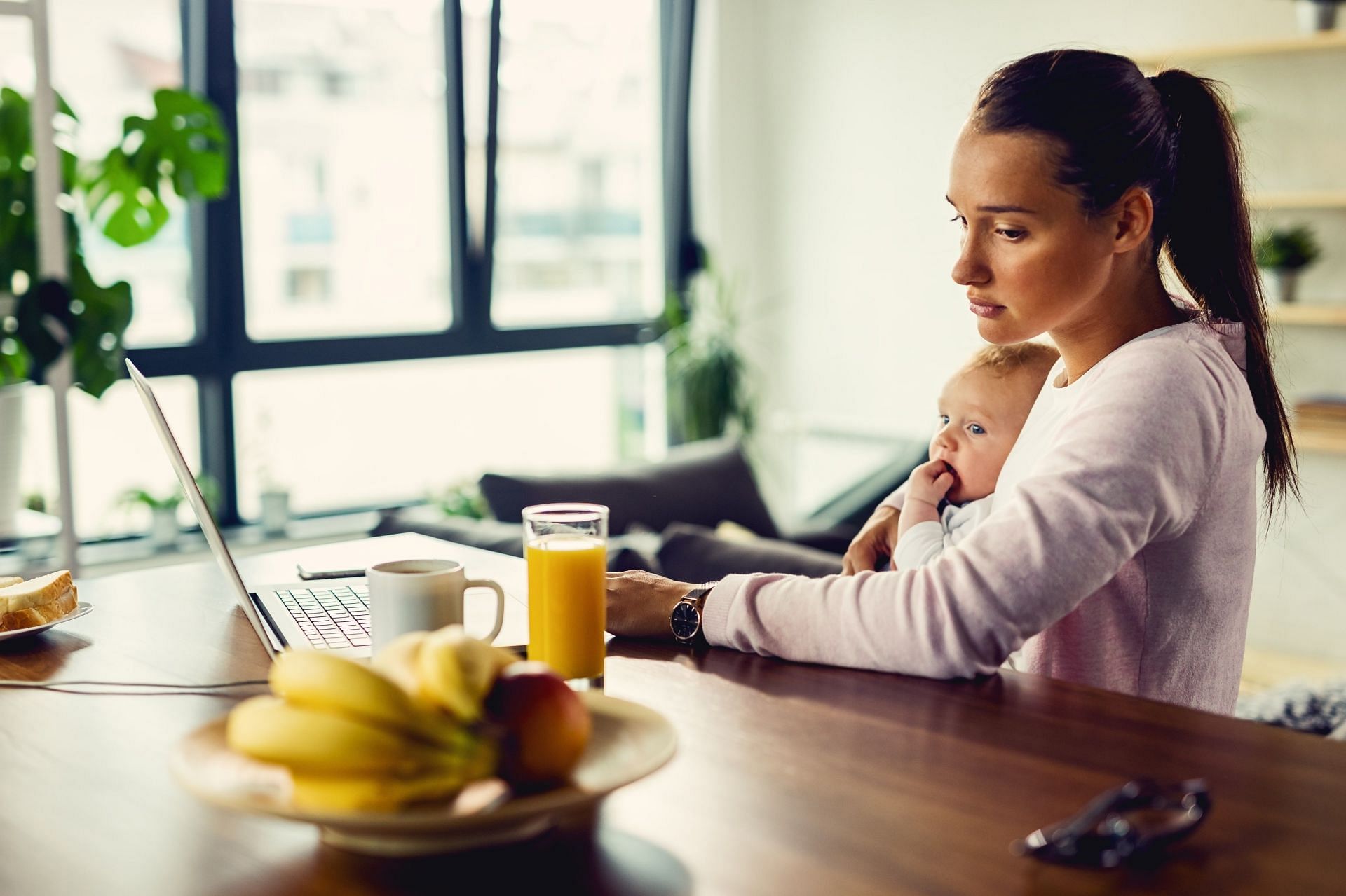 There are similarities between baby blues and postpartum depression, but they&#039;re not the same. (Image via freepik/Freepik)