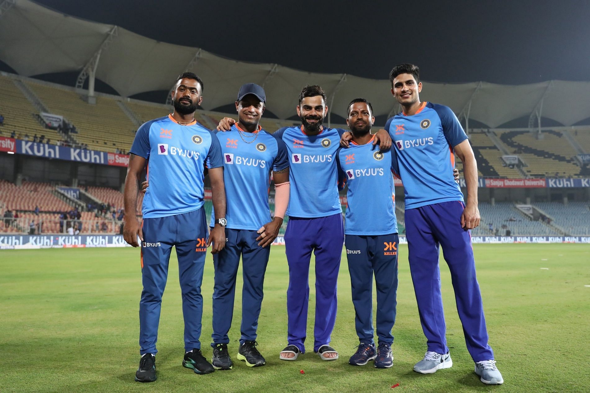 Shubman Gill and Virat Kohli pose with Team India’s throwdown specialists. Pic: BCCI