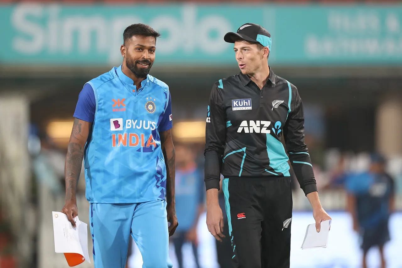 भारत के कप्तान हार्दिक पांड्या और न्यूजीलैंड के कप्तान मिचेल सैंटनर  