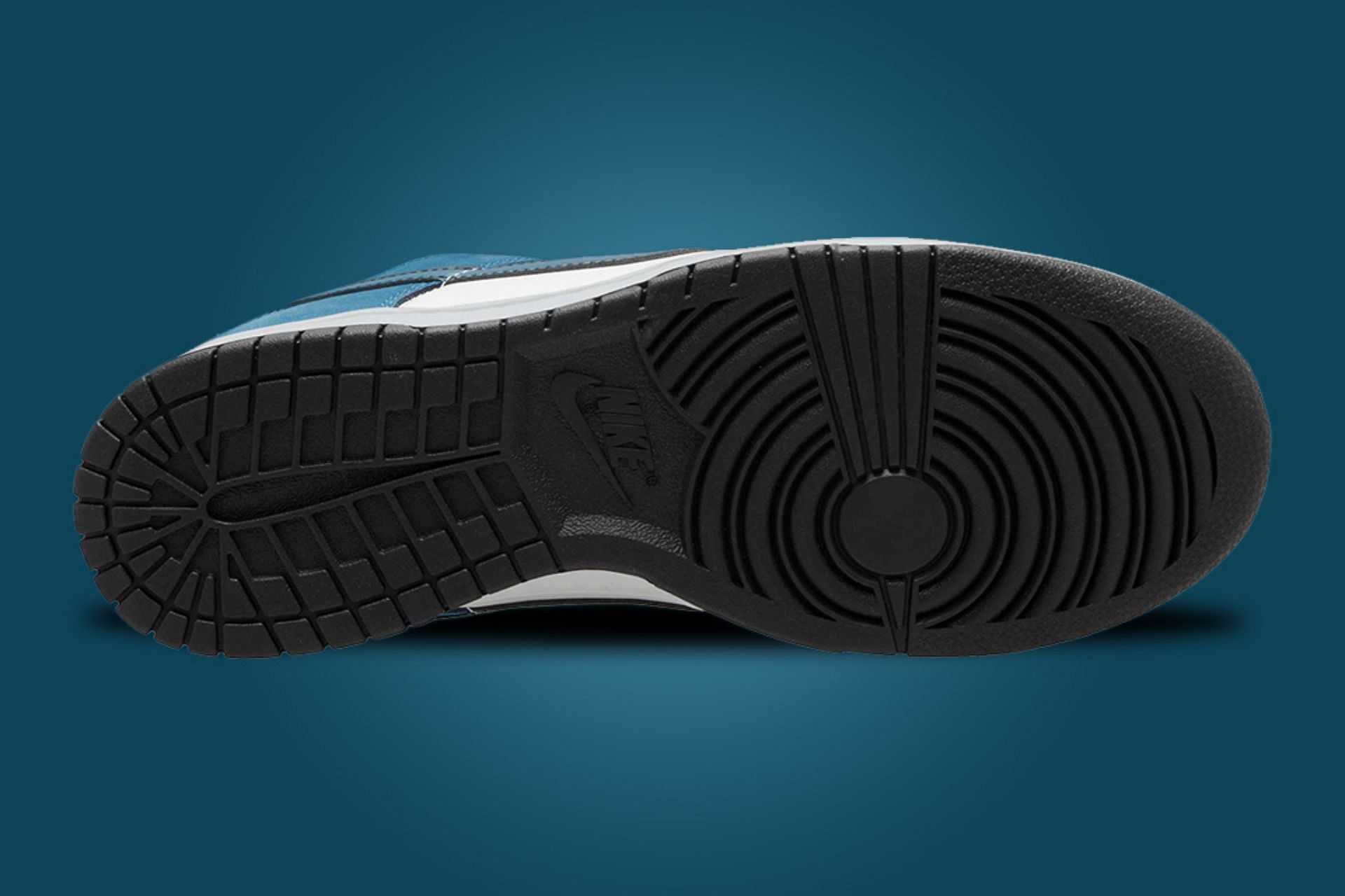 The black outsoles are used for the bottom of these sneakers (Image via Nike)