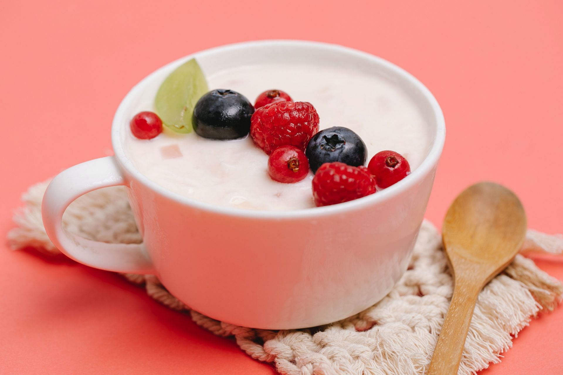 Probiotic yogurt with berries is a very healthy snack that can also help prevent halitosis (Image via Pexels @Any Lane)