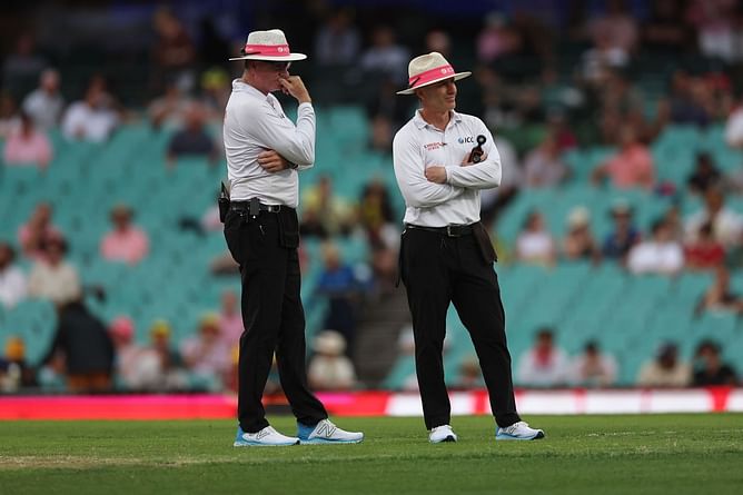 "The current light rule is too soft" - Allan Border unimpressed by frustrating Day 1 of 3rd Test between Australia and South Africa