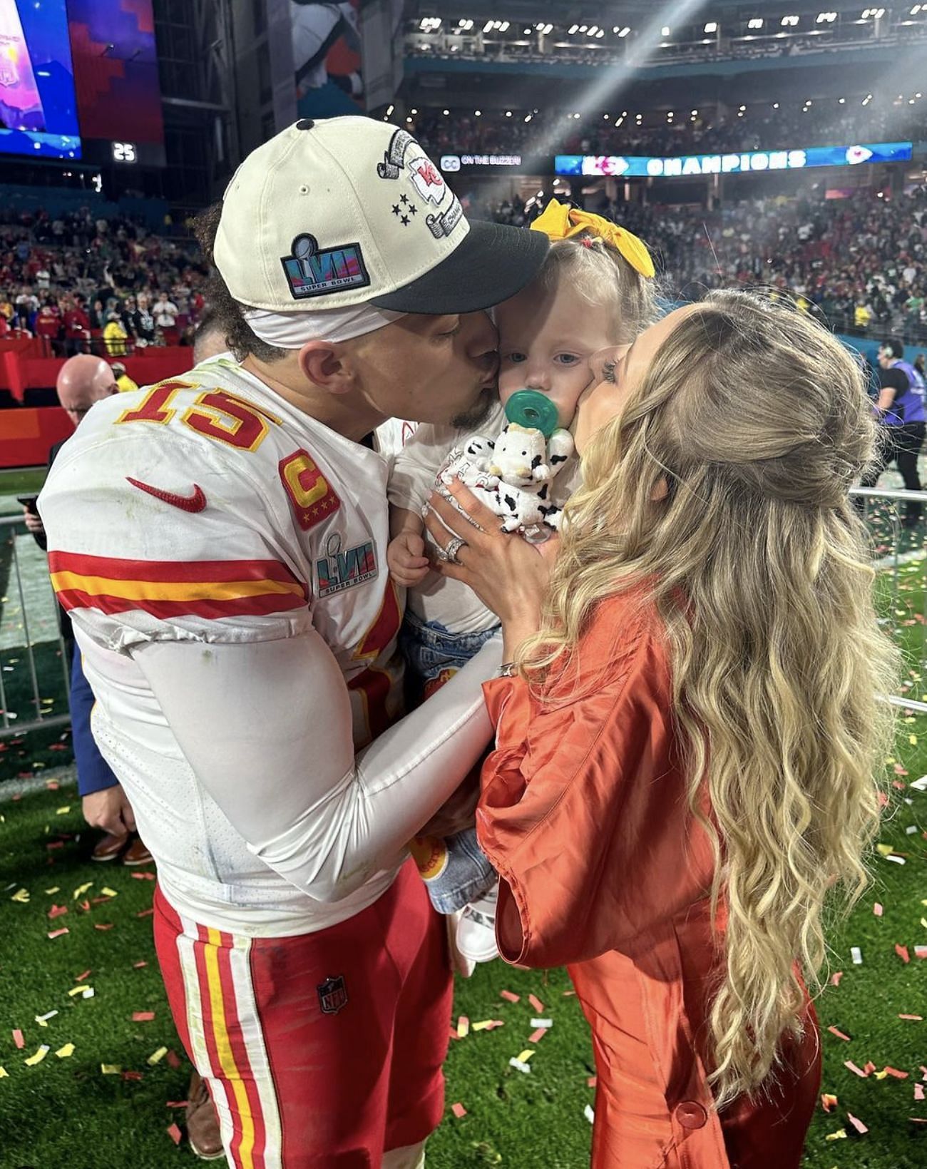 Brittany and Patrick Mahomes kissing Sterling Skye. Source: Brittany Mahomes IG