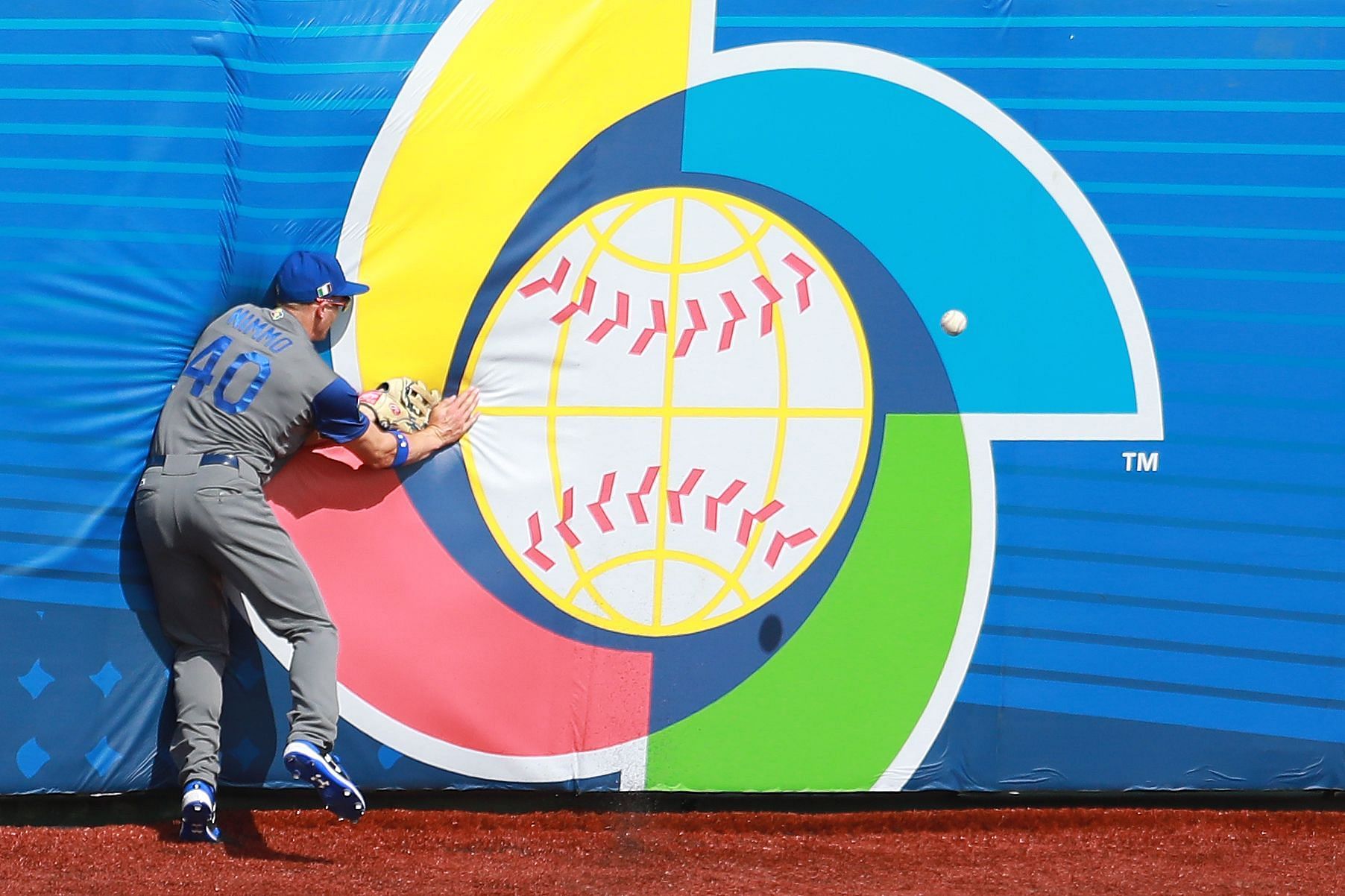 Brandon Nimmo of Italy can&#039;t make a catch during the 2017 World Baseball Classic.