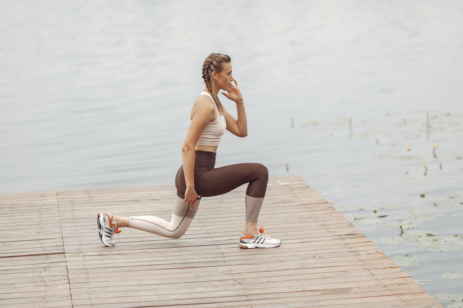 Reverse lunges are one of the best home workouts for weight loss. (Photo via Pexels/Gustavo Fring)