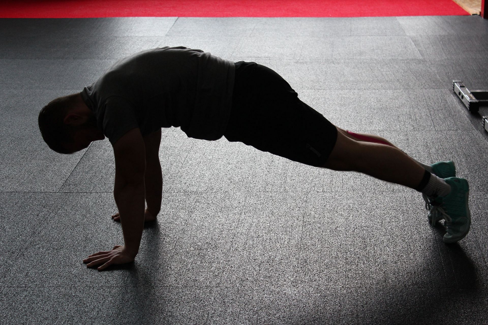 Incline push-ups helps in building the upper chest muscles. (Image via Pexels / Pixabay)