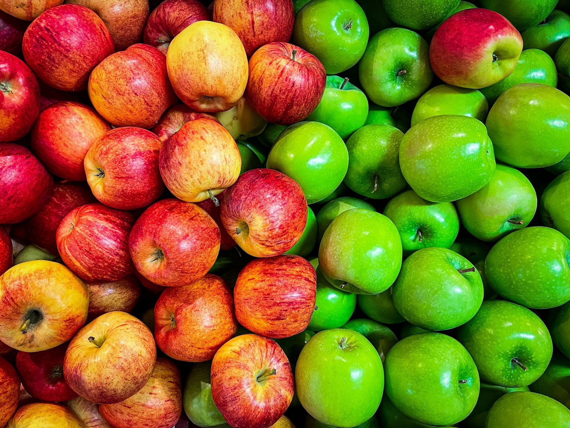 There are more than 2500 apple varieties. (Image via Unsplash/James Yarema)